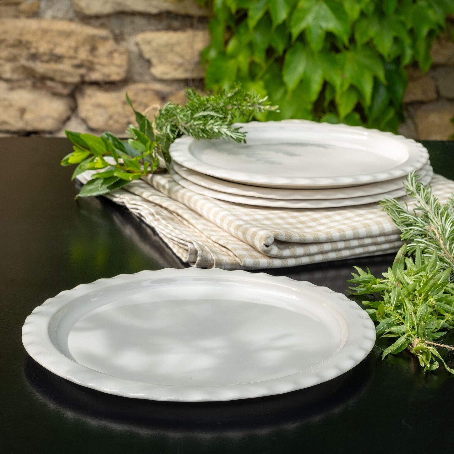 ABILIO - Assiette plate ondulée en grès D27,5cm - blanc ventoux