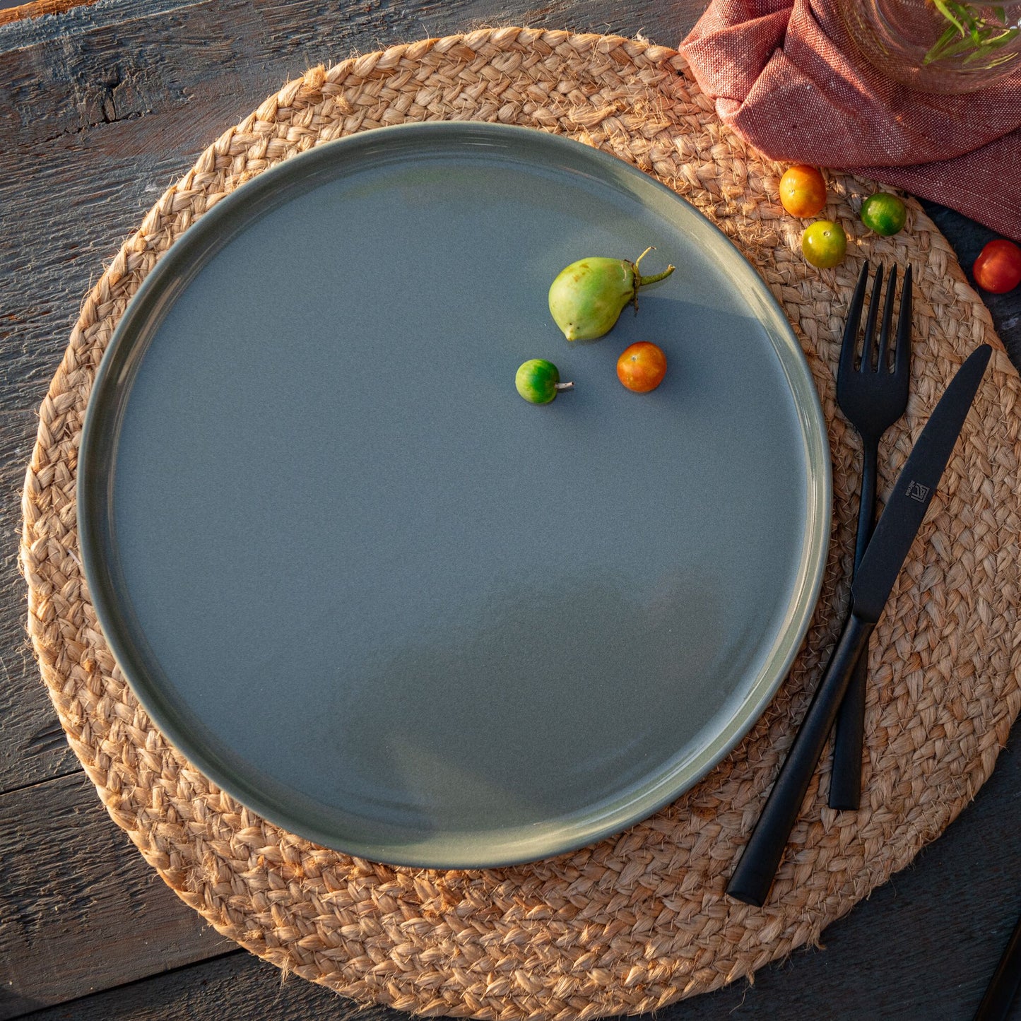 SELMA - Assiette plate en faïence D28cm - vert cèdre