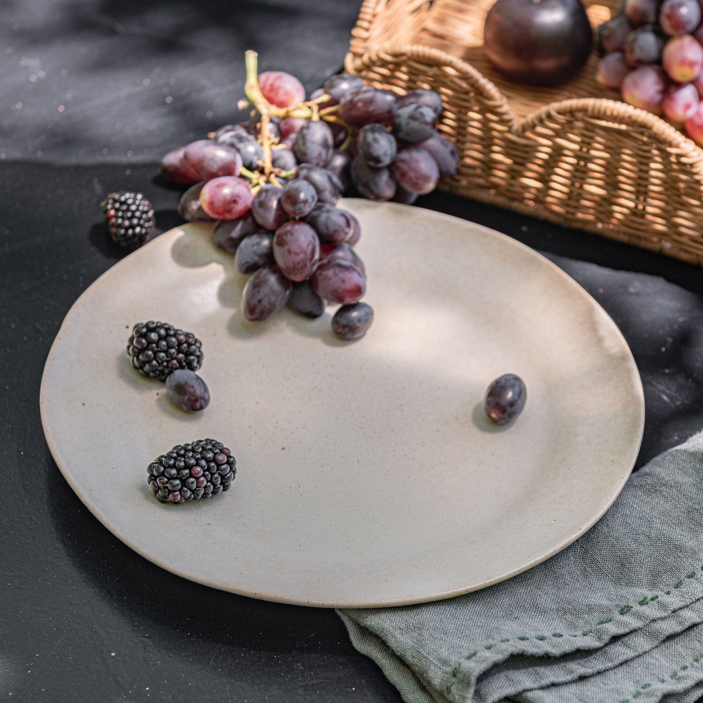 SOL - Assiette plate mouchetée en porcelaine D27cm - blanc dune