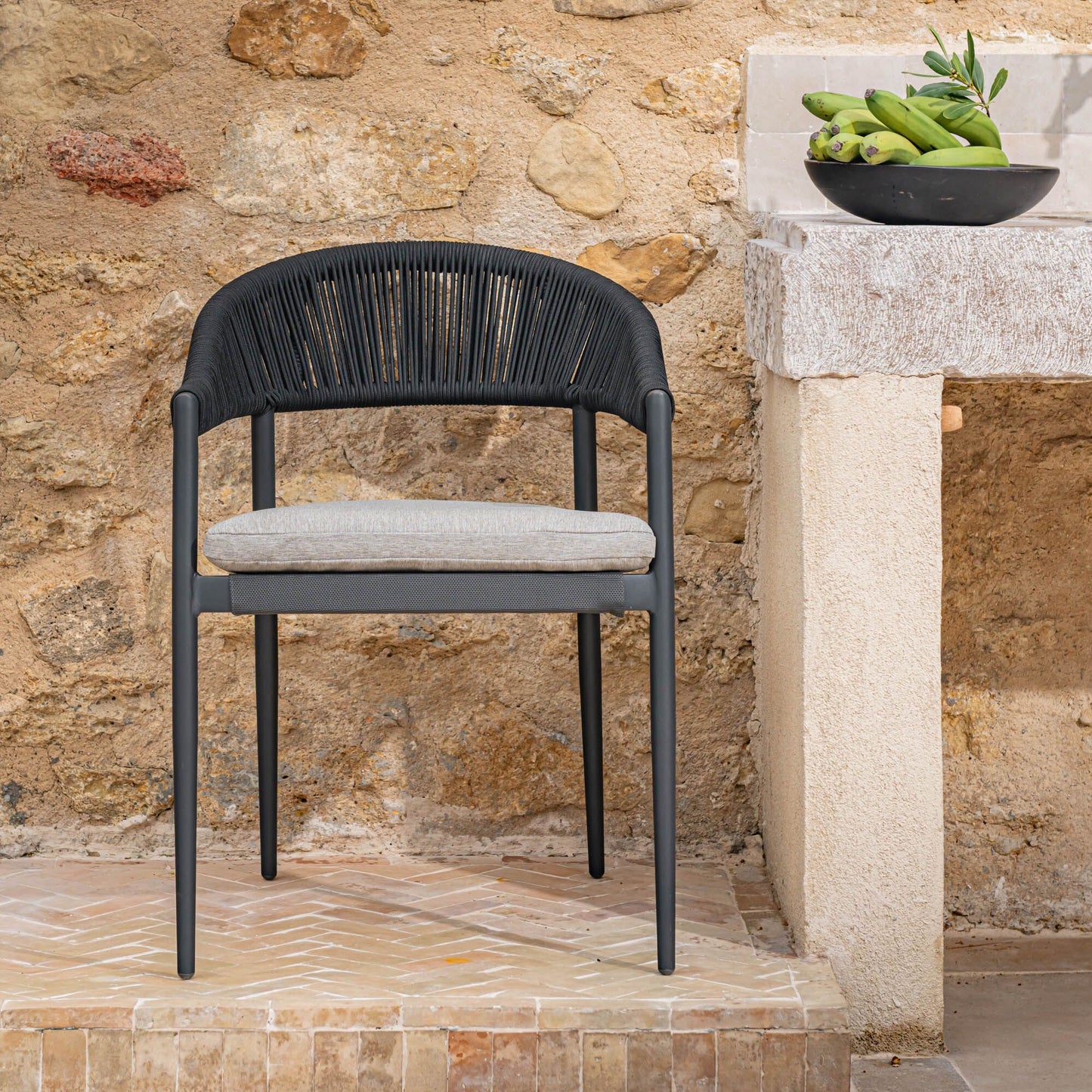 MORMOIRON - Chaise de jardin avec accoudoirs en aluminium et cordage - noir