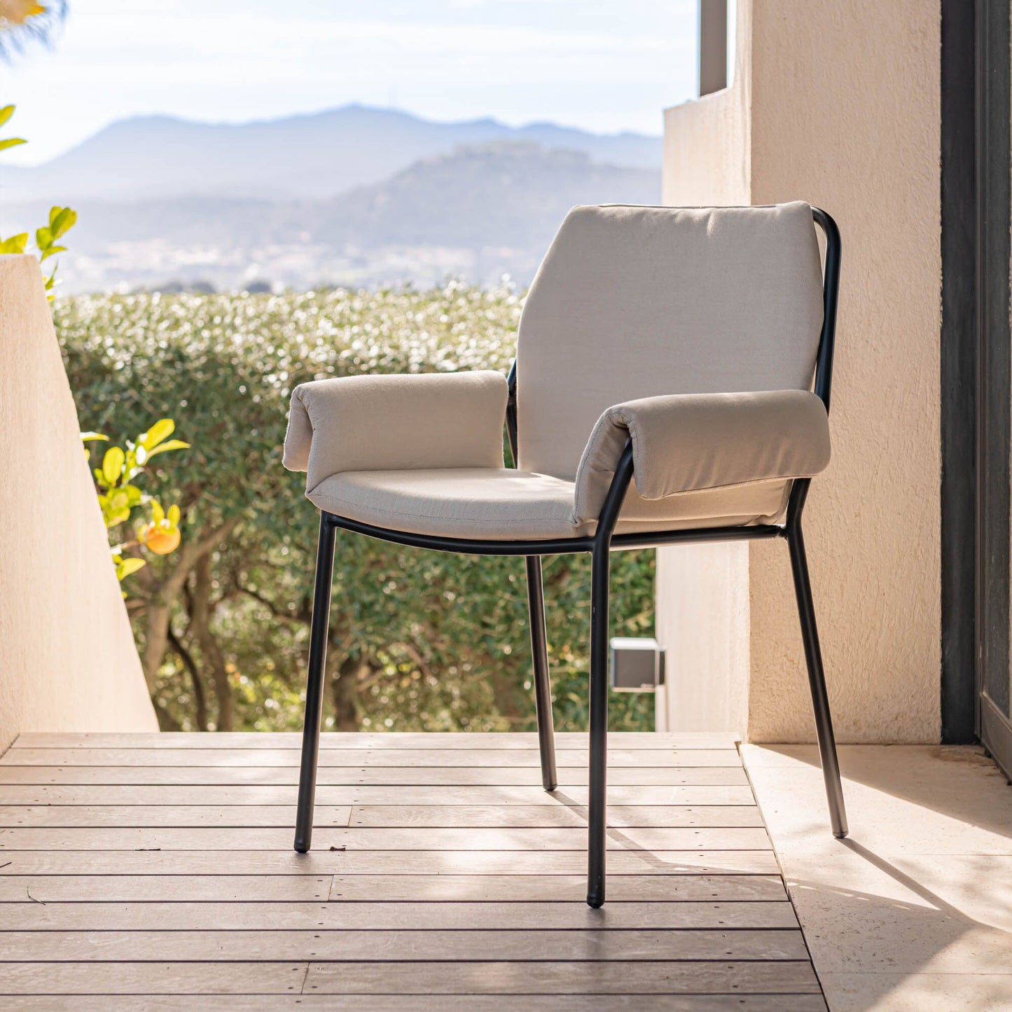 ORISTANO - Chaise de jardin rembourrée avec accoudoirs en acier et tissu - beige
