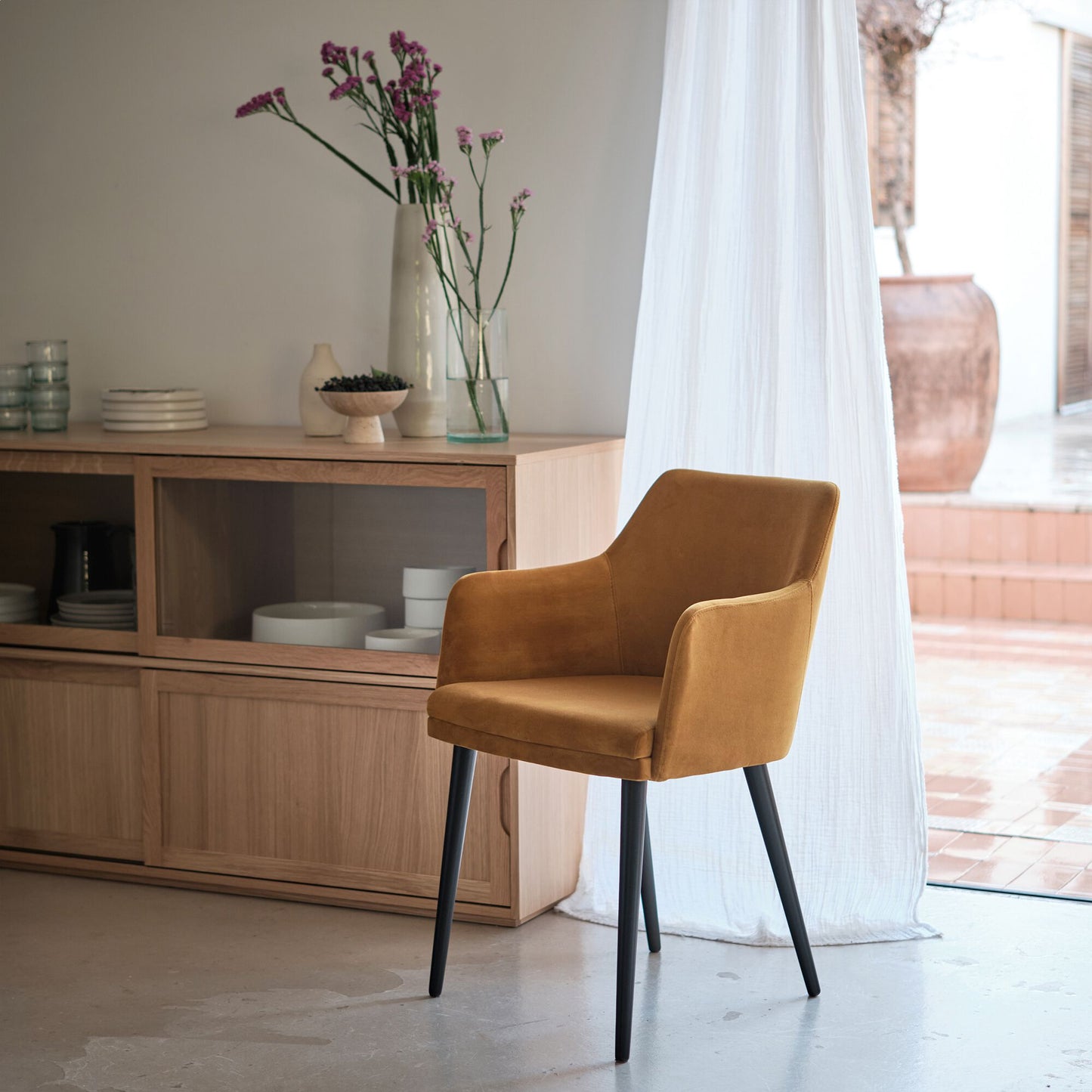 MANE - Chaise en tissu effet velours avec accoudoirs - jaune argan