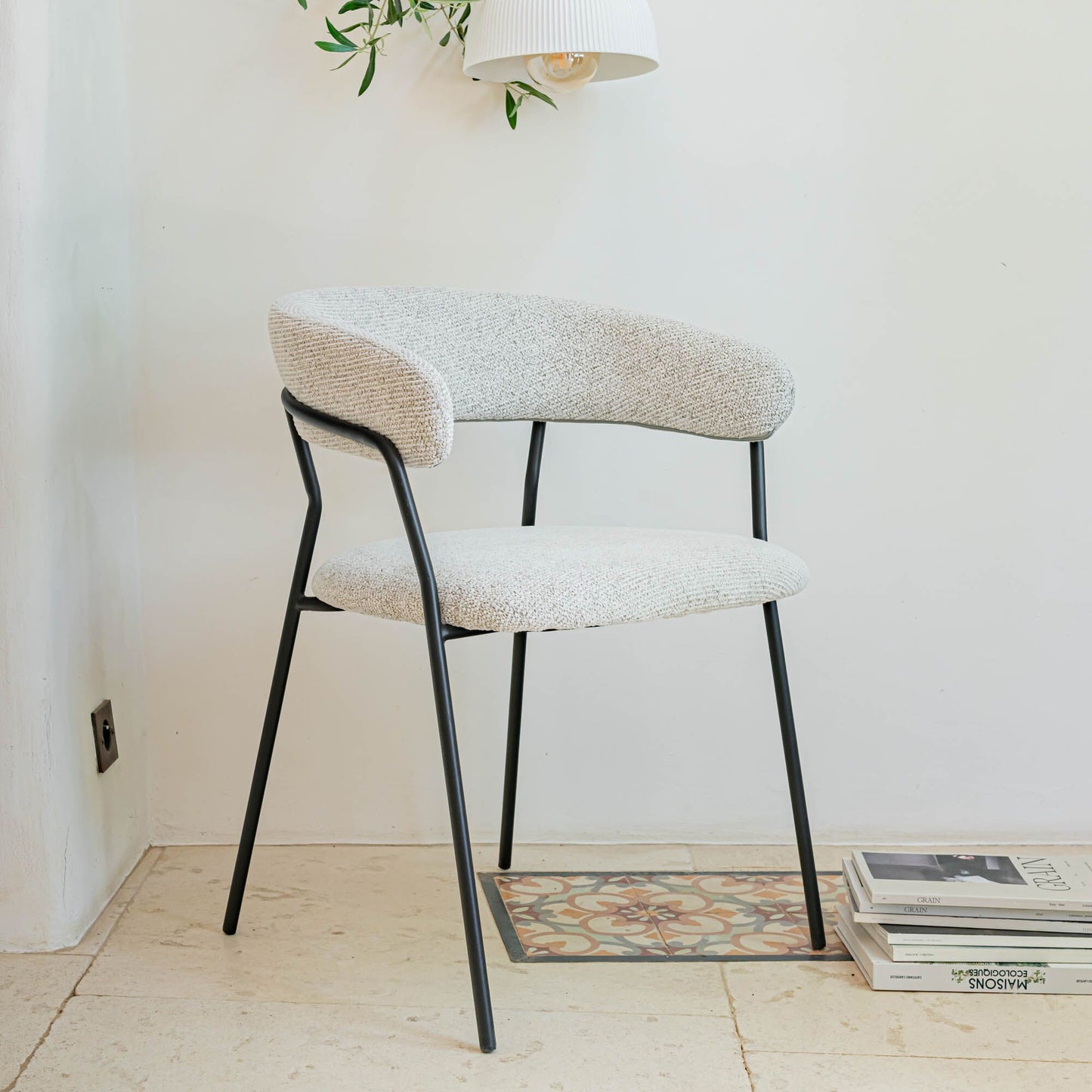 PEYRUIS - Chaise de repas avec accoudoirs en tissu - beige