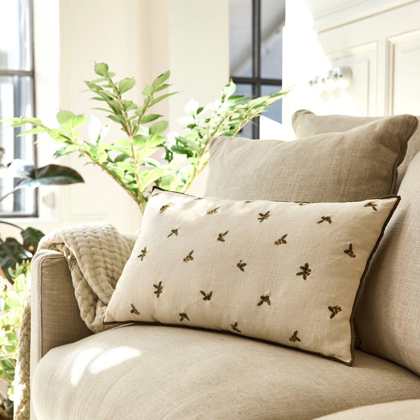NAIS - Coussin broderie florale en coton 30x50cm - naturel
