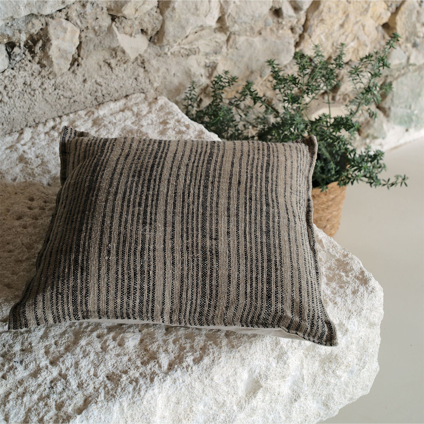 TELIA - Coussin tissé teint en lin 65x65cm - noir