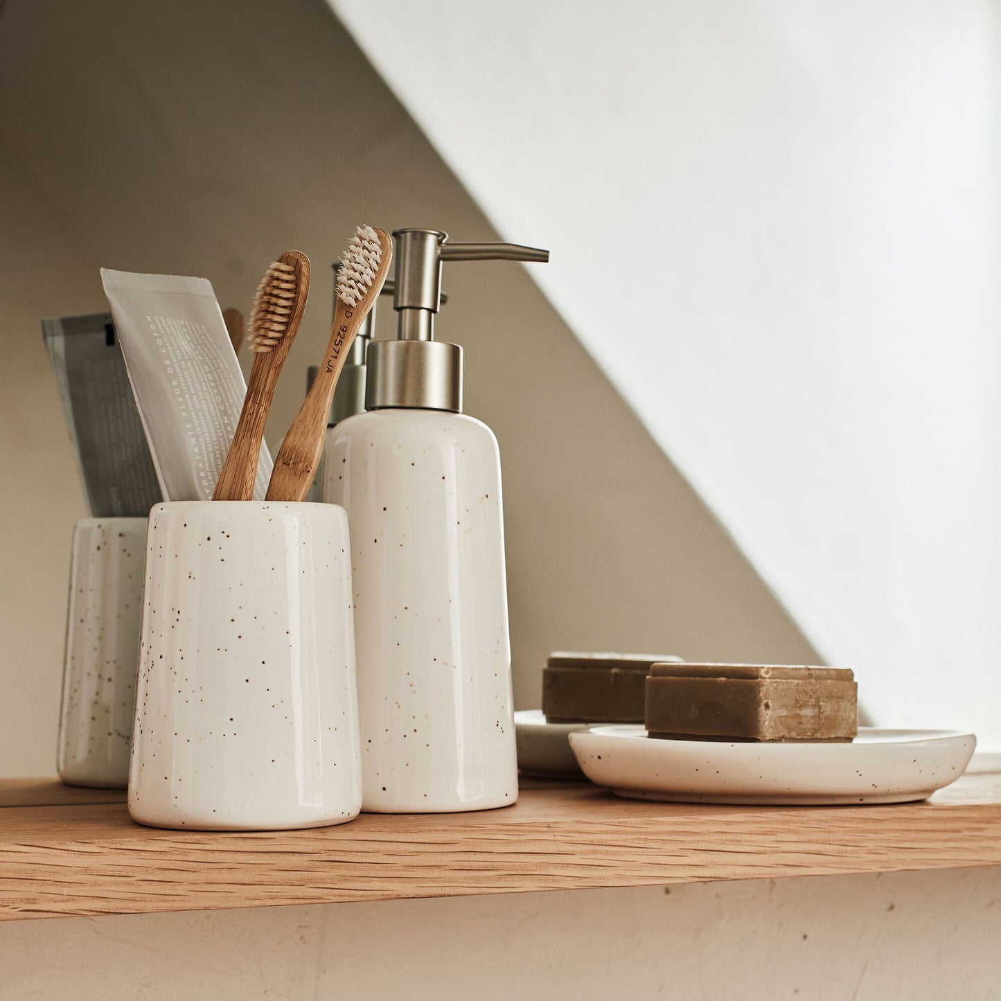 NEOULES - Set de salle de bain en céramique mouchetée - blanc ventoux