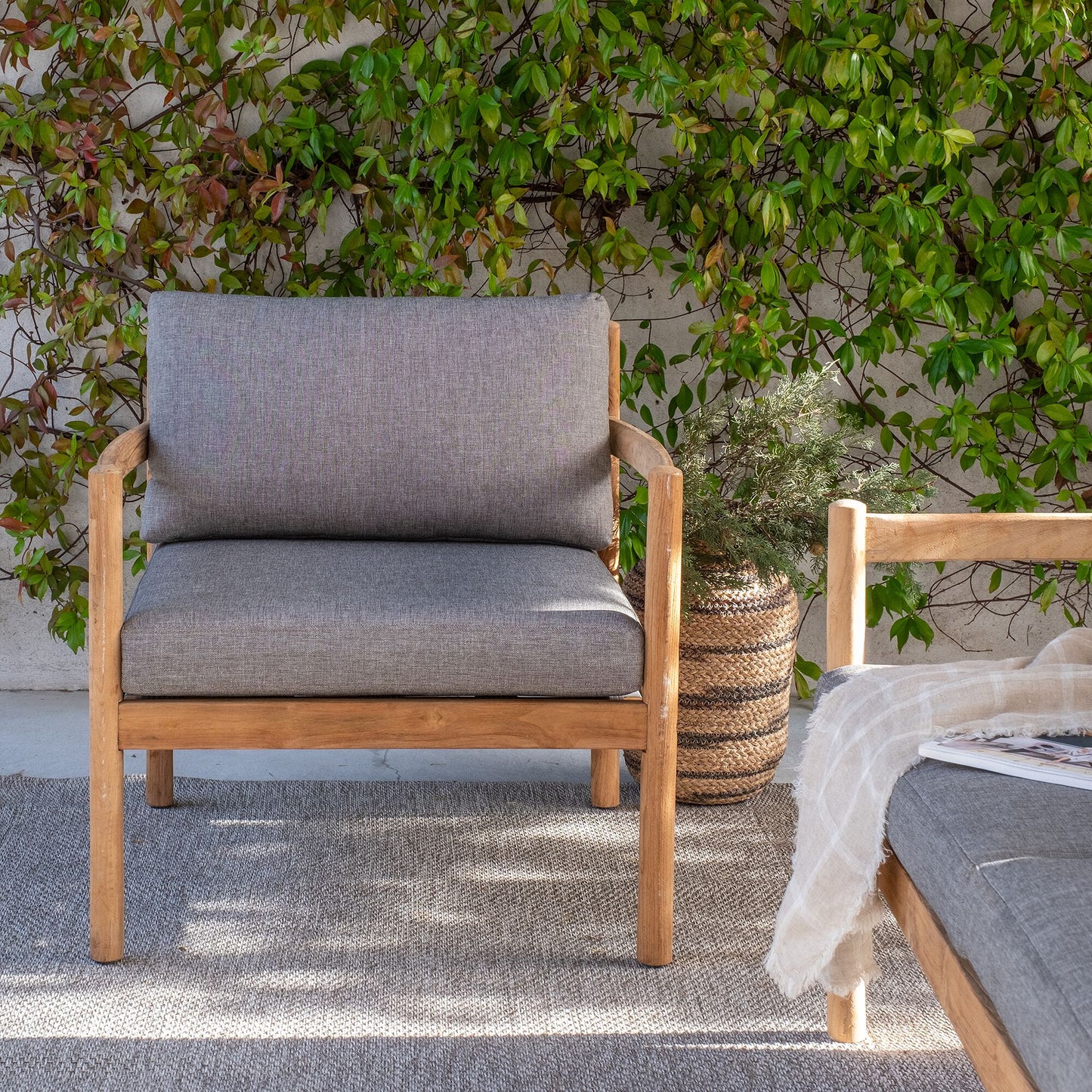 MARIOLU - Fauteuil de jardin en teck recyclé - gris