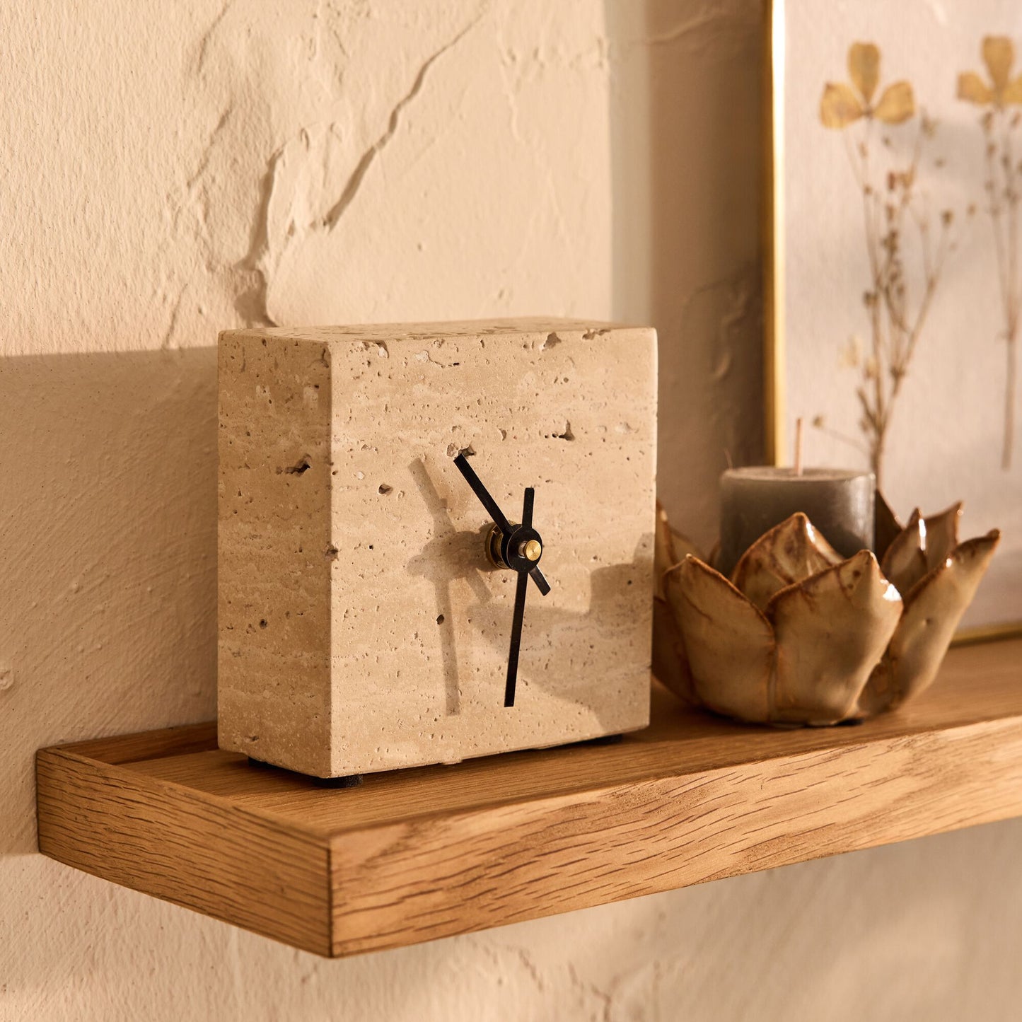 PEYRE - Horloge à poser en travertin L10xH10cm - naturel