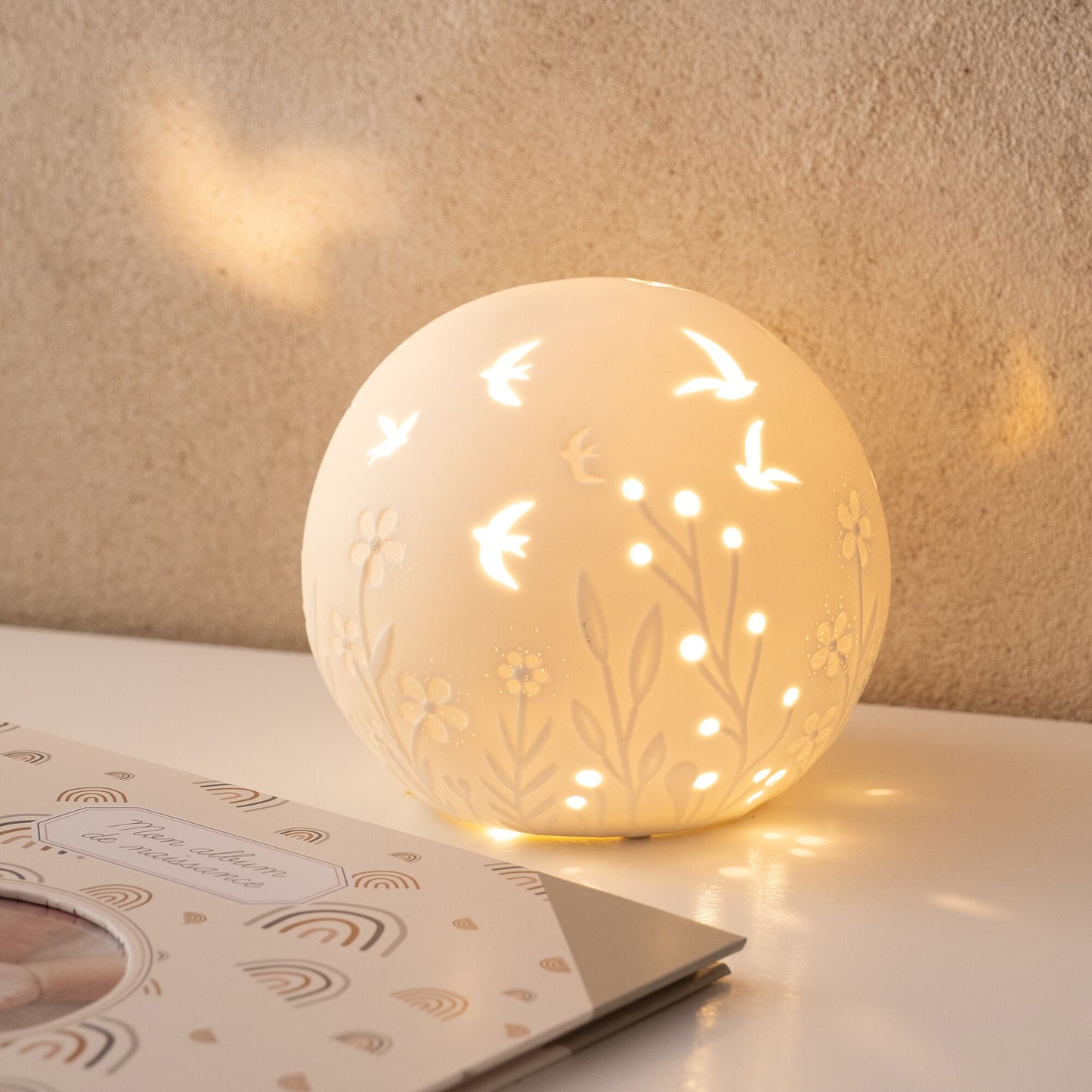 NIDOU - Lampe à poser électrifiée forme globe ajouré en porcelaine D16cm - blanc