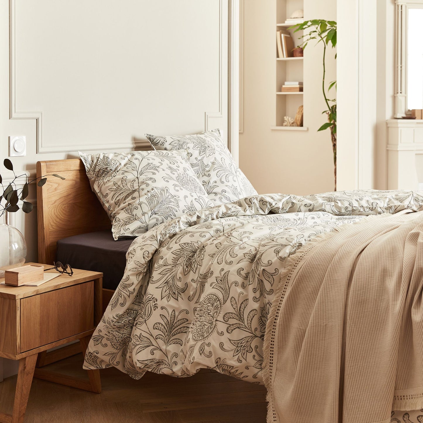 RANI - Housse de couette 260x240cm et 2 taies d'oreiller 63x63cm en percale de coton motif floral - blanc