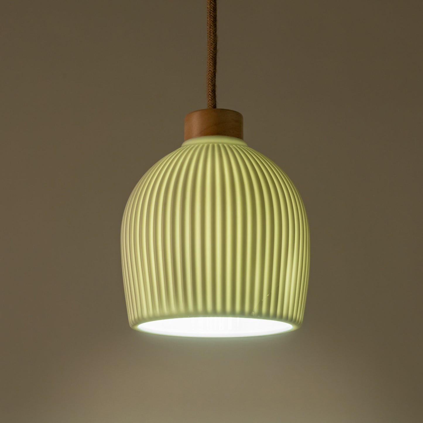 LIVIA - Suspension électrifiée en porcelaine striée D14,8cm - blanc