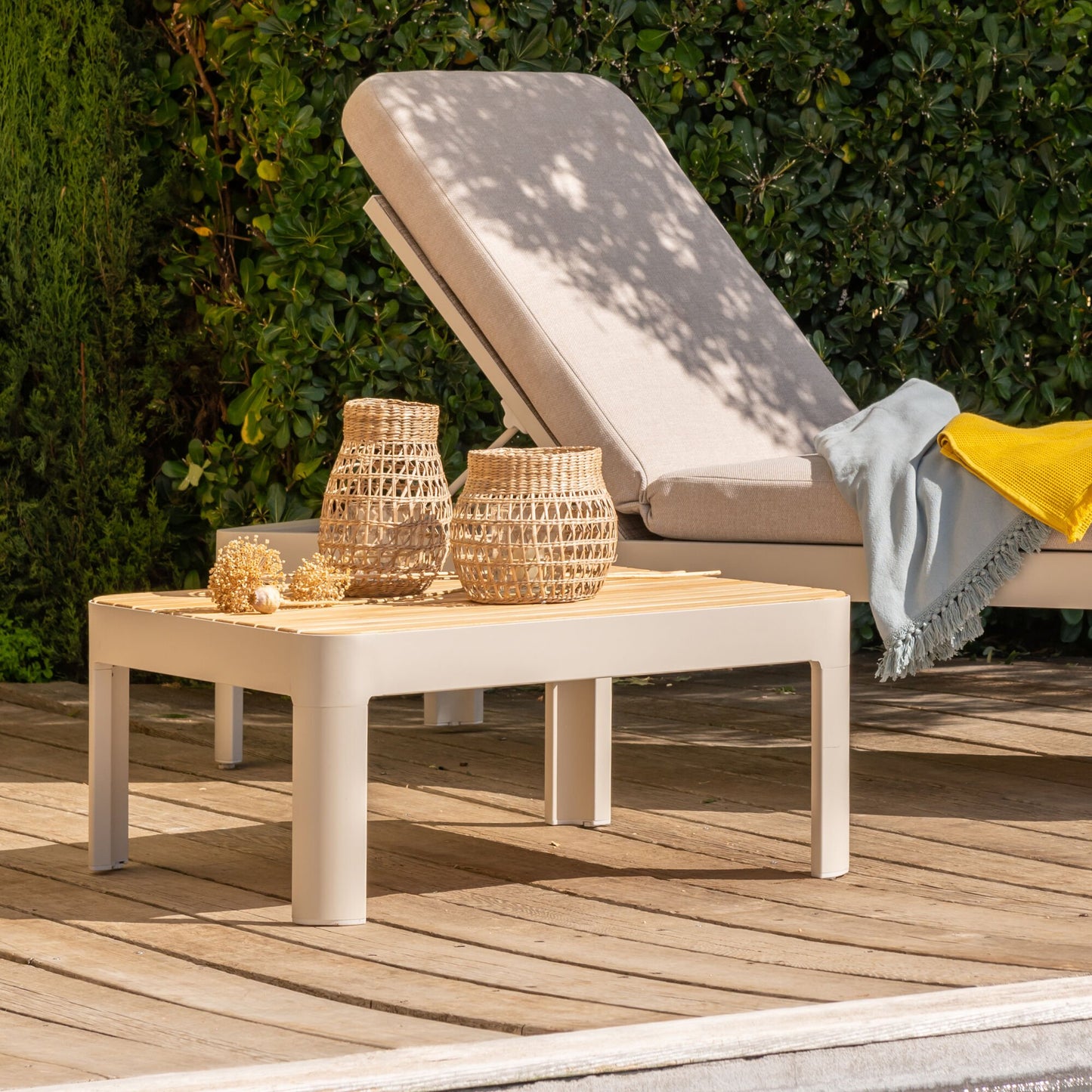 PORTALS - Table basse de jardin carrée en teck et aluminium - beige