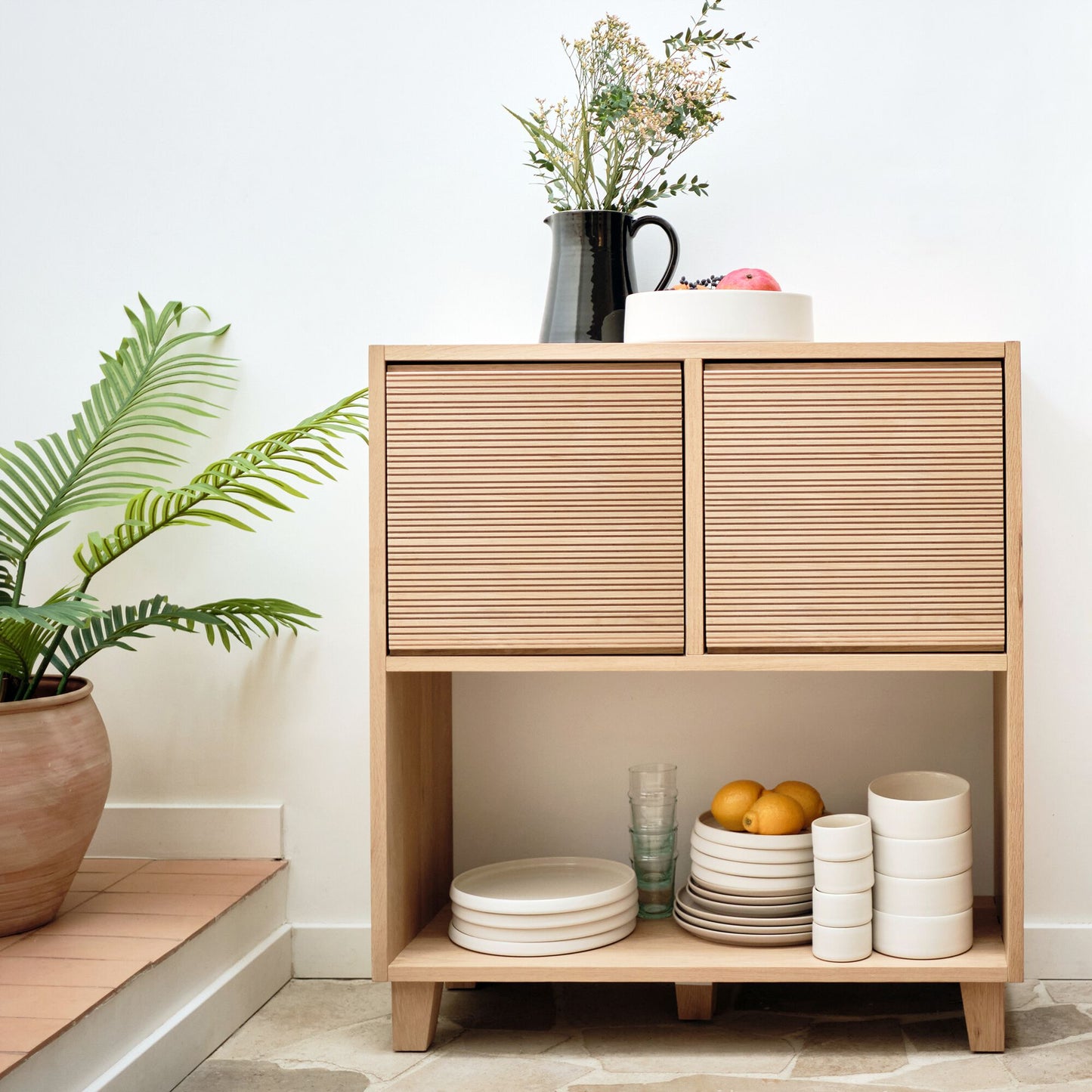 TASSIA - Petit buffet en bois de chêne avec portes striées - bois clair