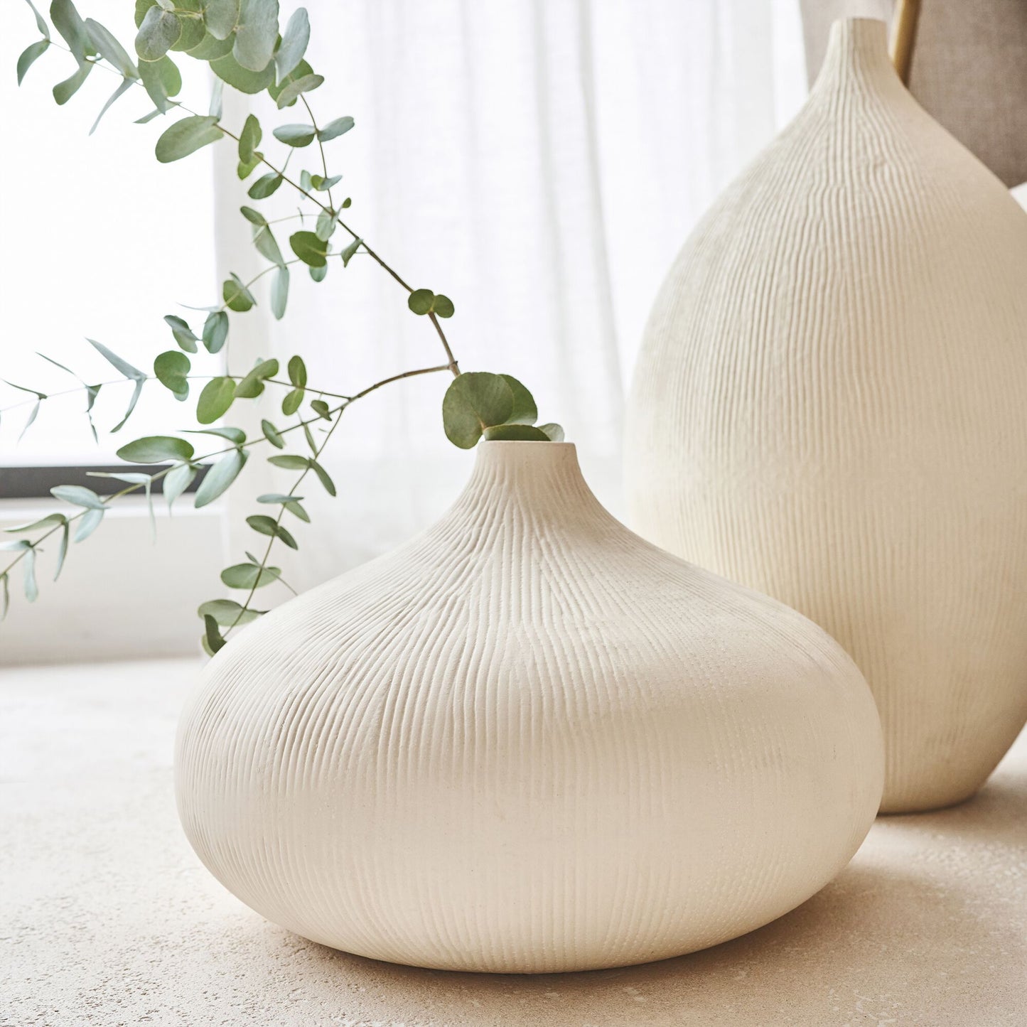 ANAS - Vase boule en faïence strié H20cm - blanc
