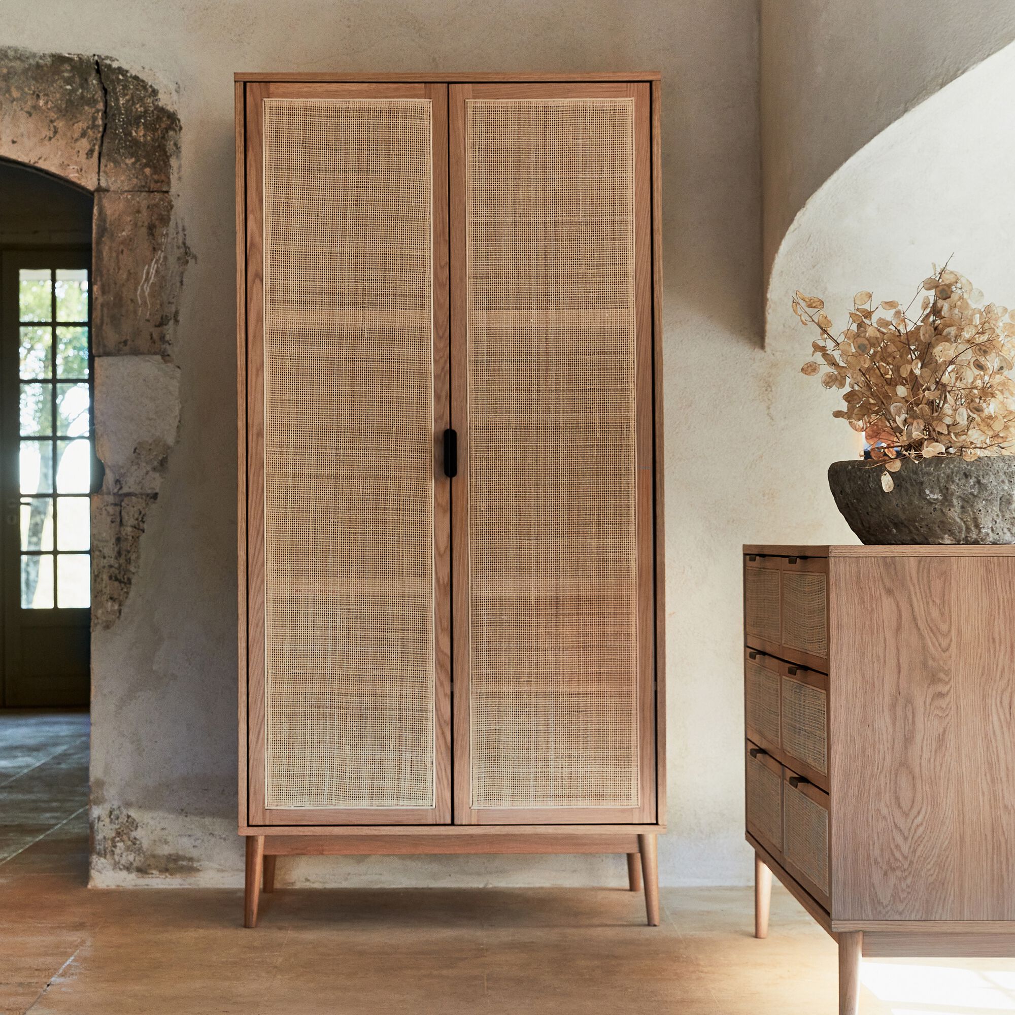 CALLISTA - Armoire 2 portes battantes en bois et cannage H180cm - bois clair