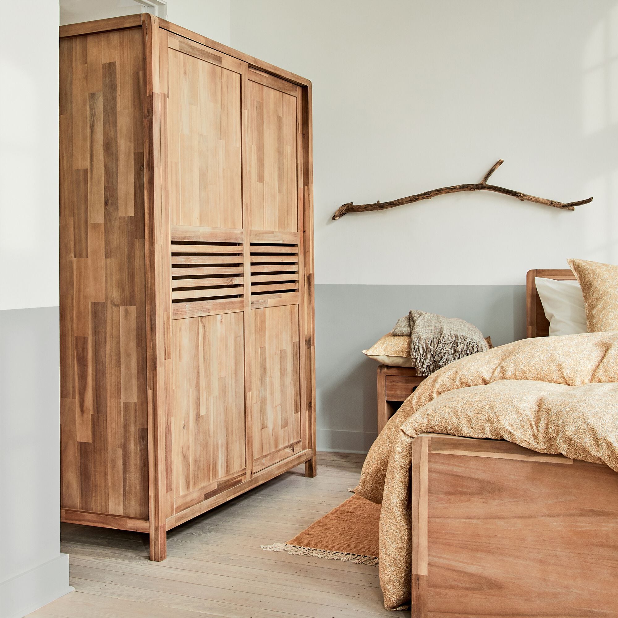 GAIA - Armoire 2 portes coulissantes en acacia massif H203cm - bois clair