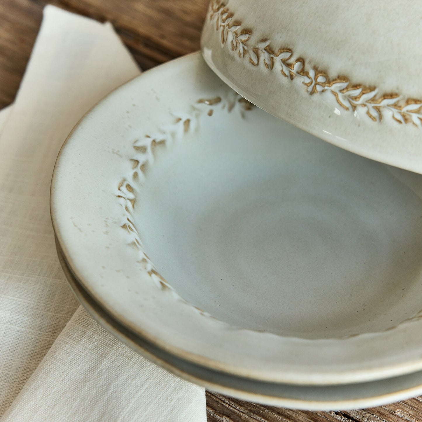 ALBA - Assiette creuse en grès D22,5cm - beige alpilles