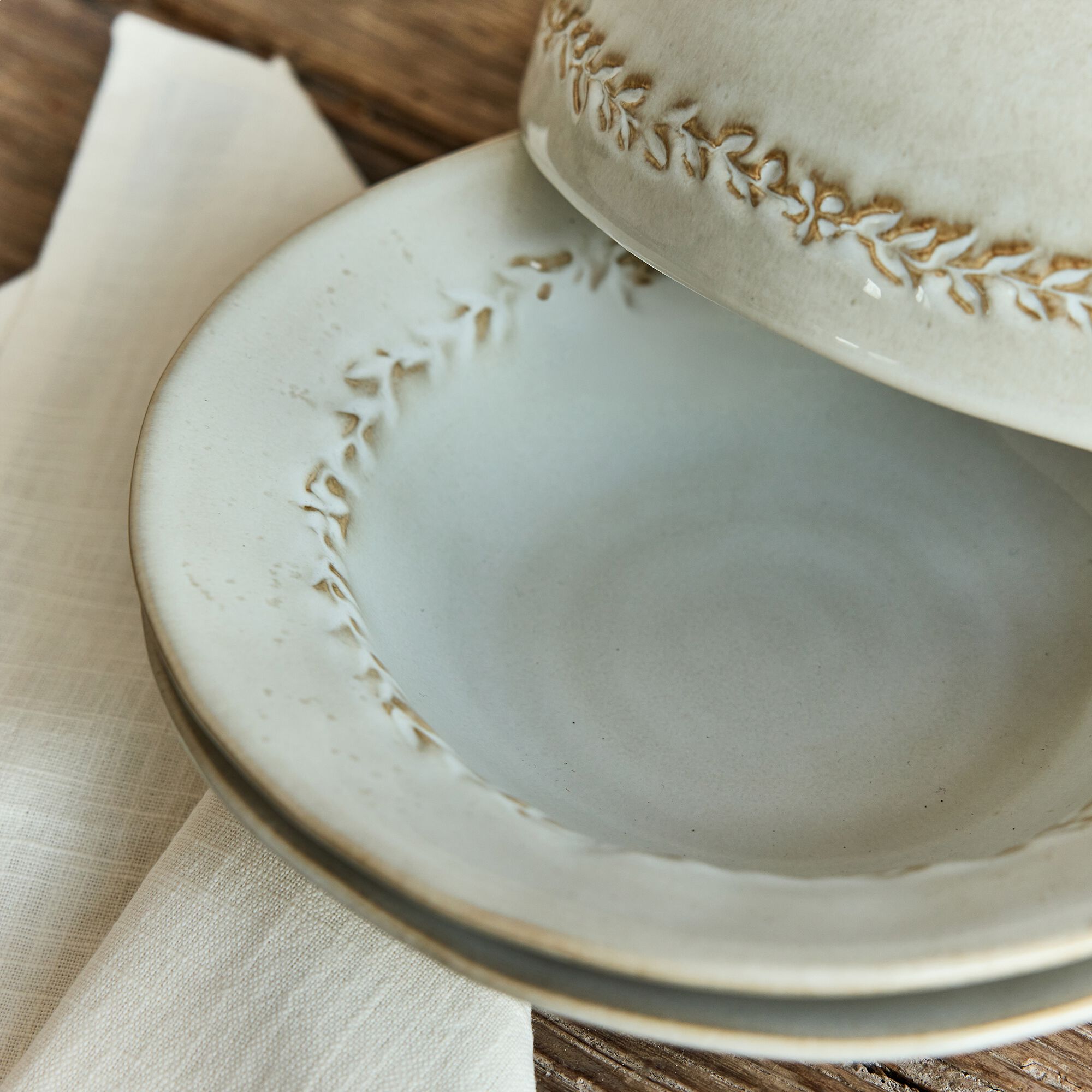 ALBA - Assiette creuse en grès D22,5cm - beige alpilles