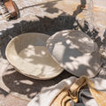 HOUM - Assiette creuse inclinée en grès D19cm - blanc ventoux