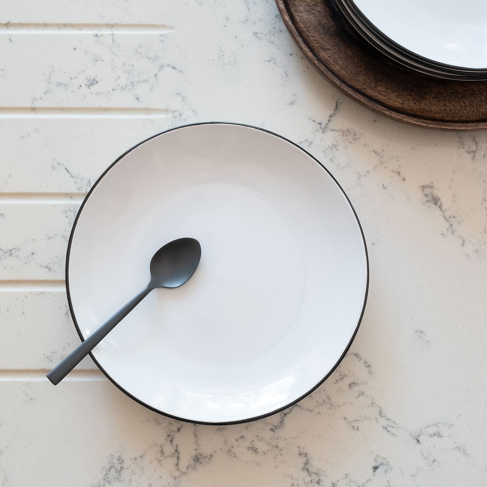 ANNE - Assiette à dessert en grès avec liserai noir D19,2cm - blanc