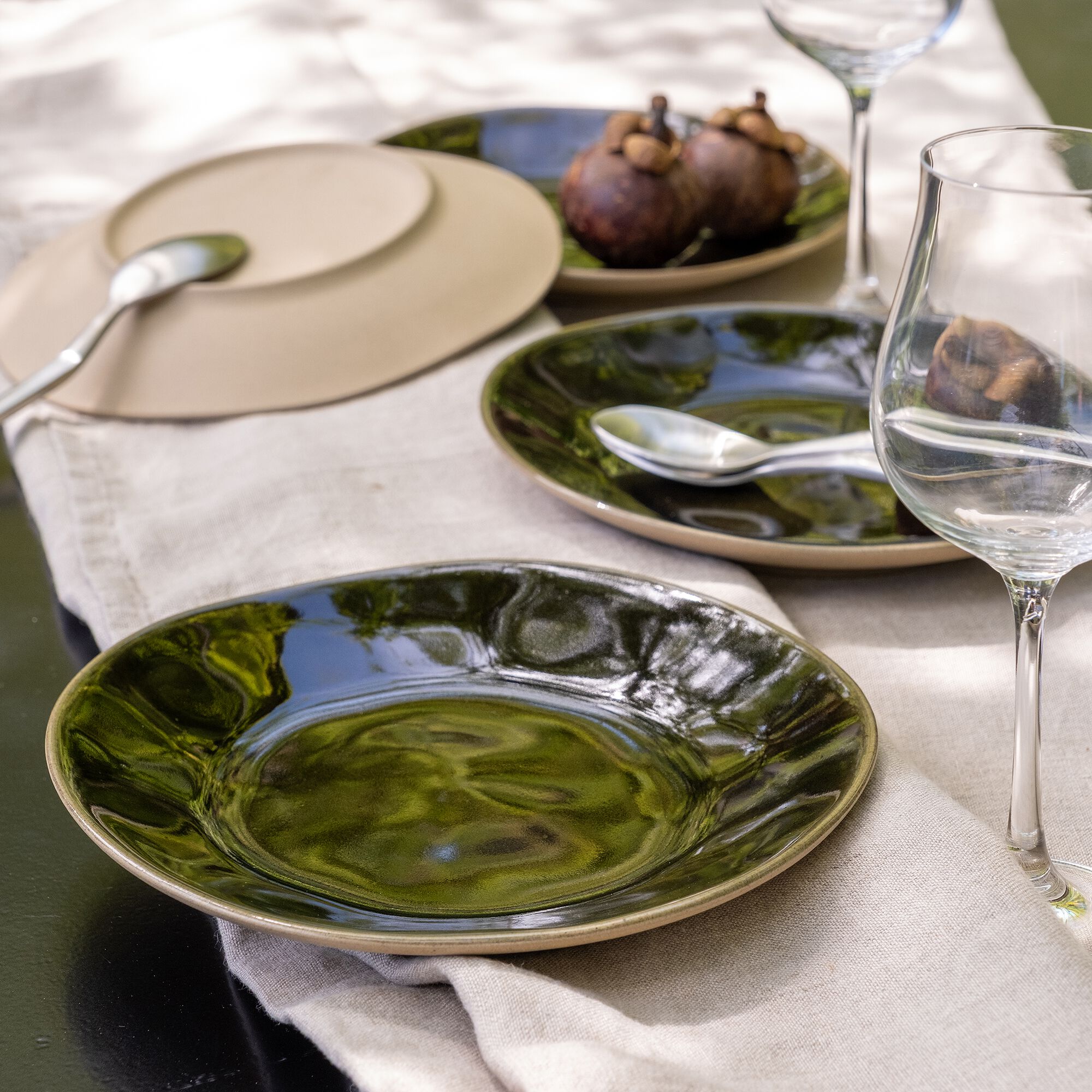AVOCADO - Assiette à dessert organique en grès D21cm - vert cèdre