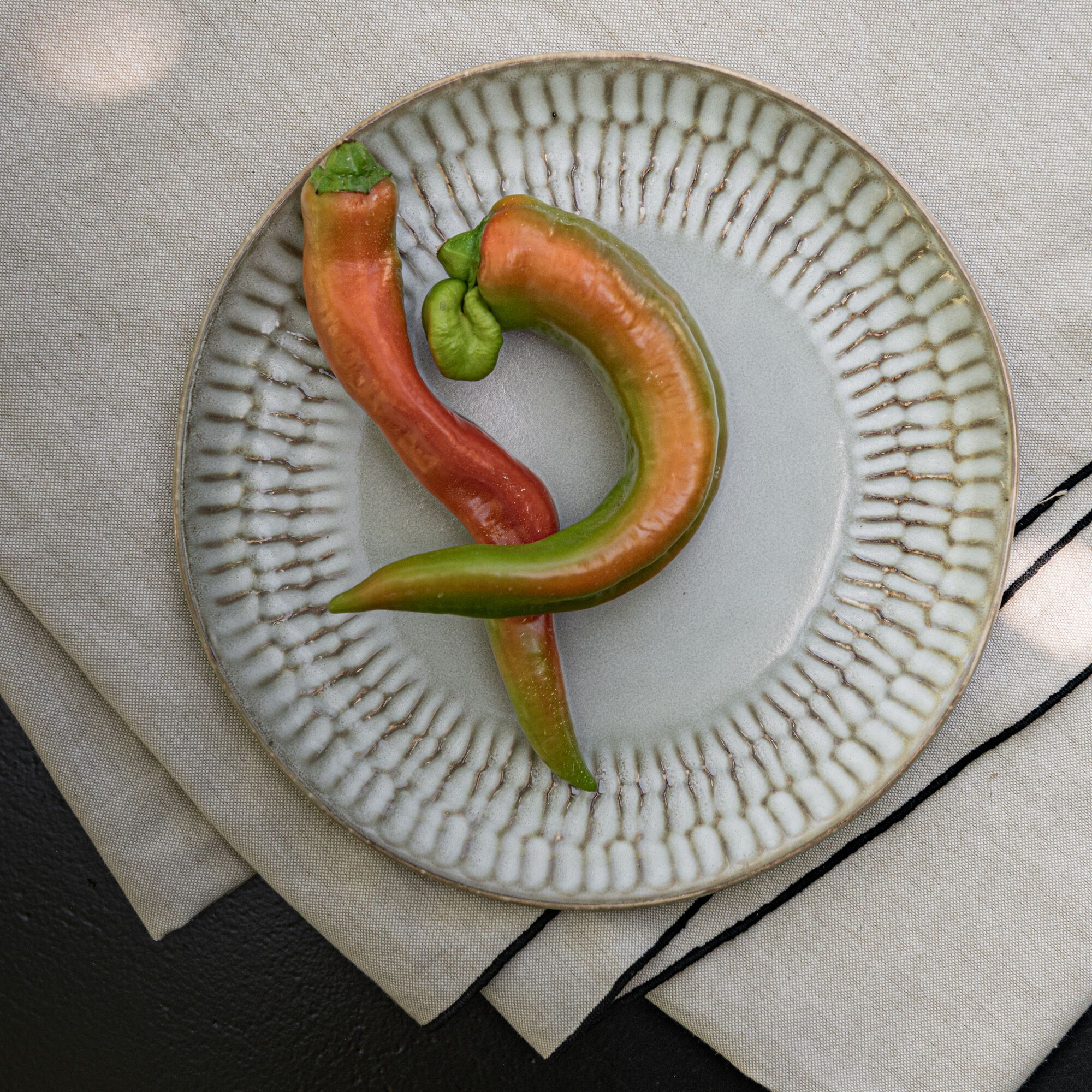 LIAM - Assiette à dessert martelée en grès D21,7cm - blanc ventoux