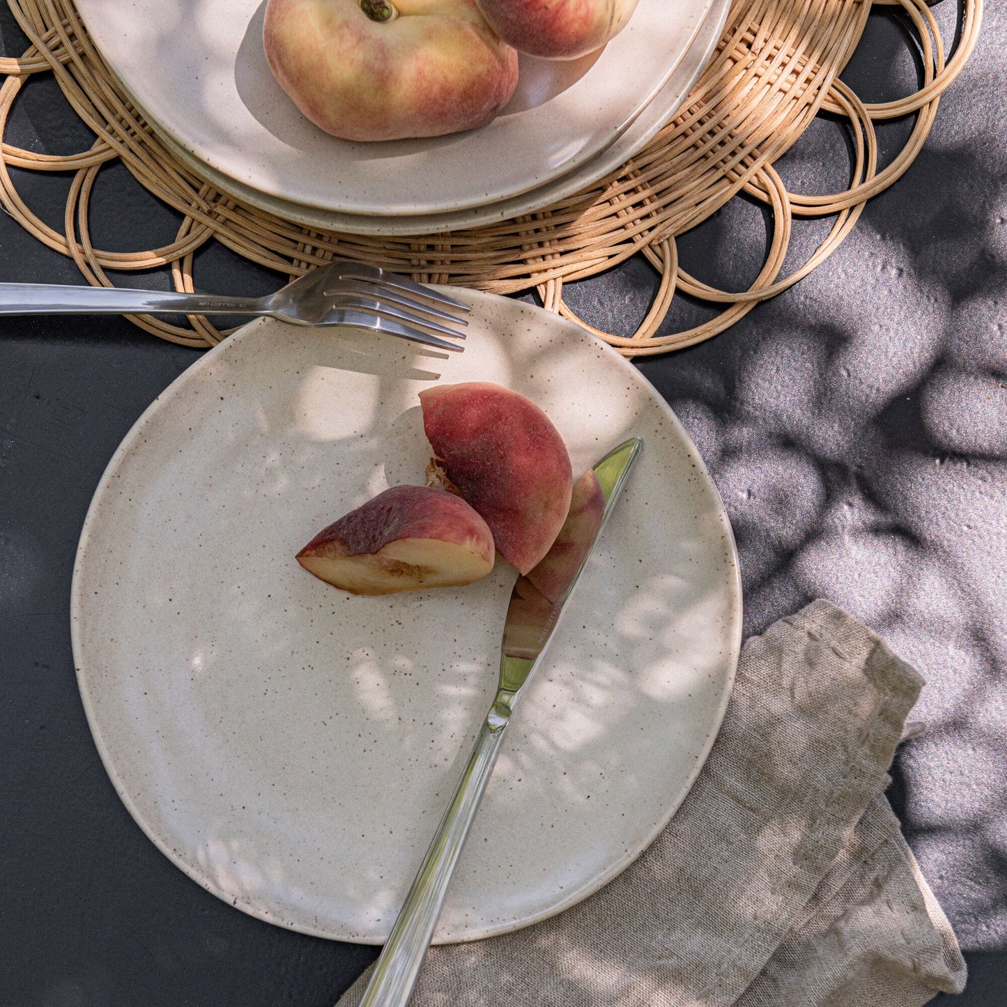 SOL - Assiette à dessert mouchetée en porcelaine D22cm - blanc dune