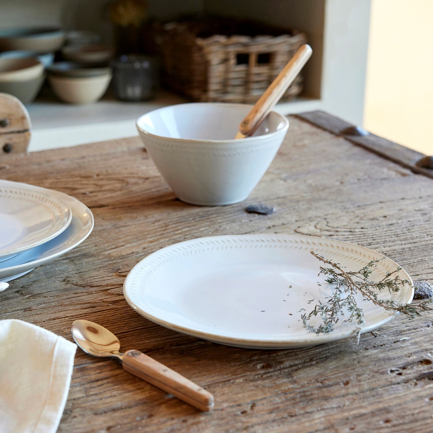 SPIGA - Assiette à dessert en grès avec liseré beige D23cm - blanc ventoux