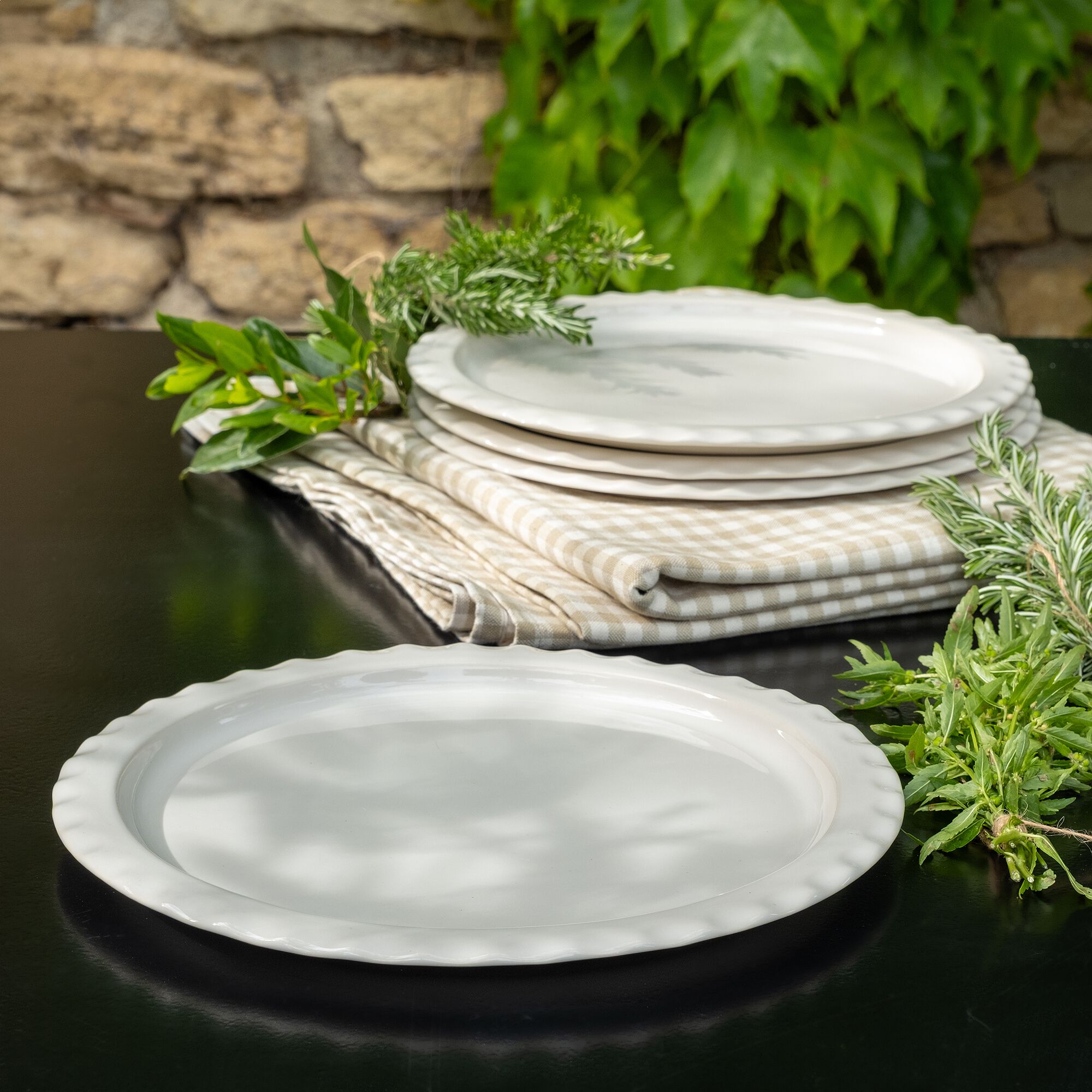 ABILIO - Assiette plate ondulée en grès D27,5cm - blanc ventoux
