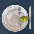 DOTS - Assiette plate à motifs en grès D26,6cm - beige alpilles