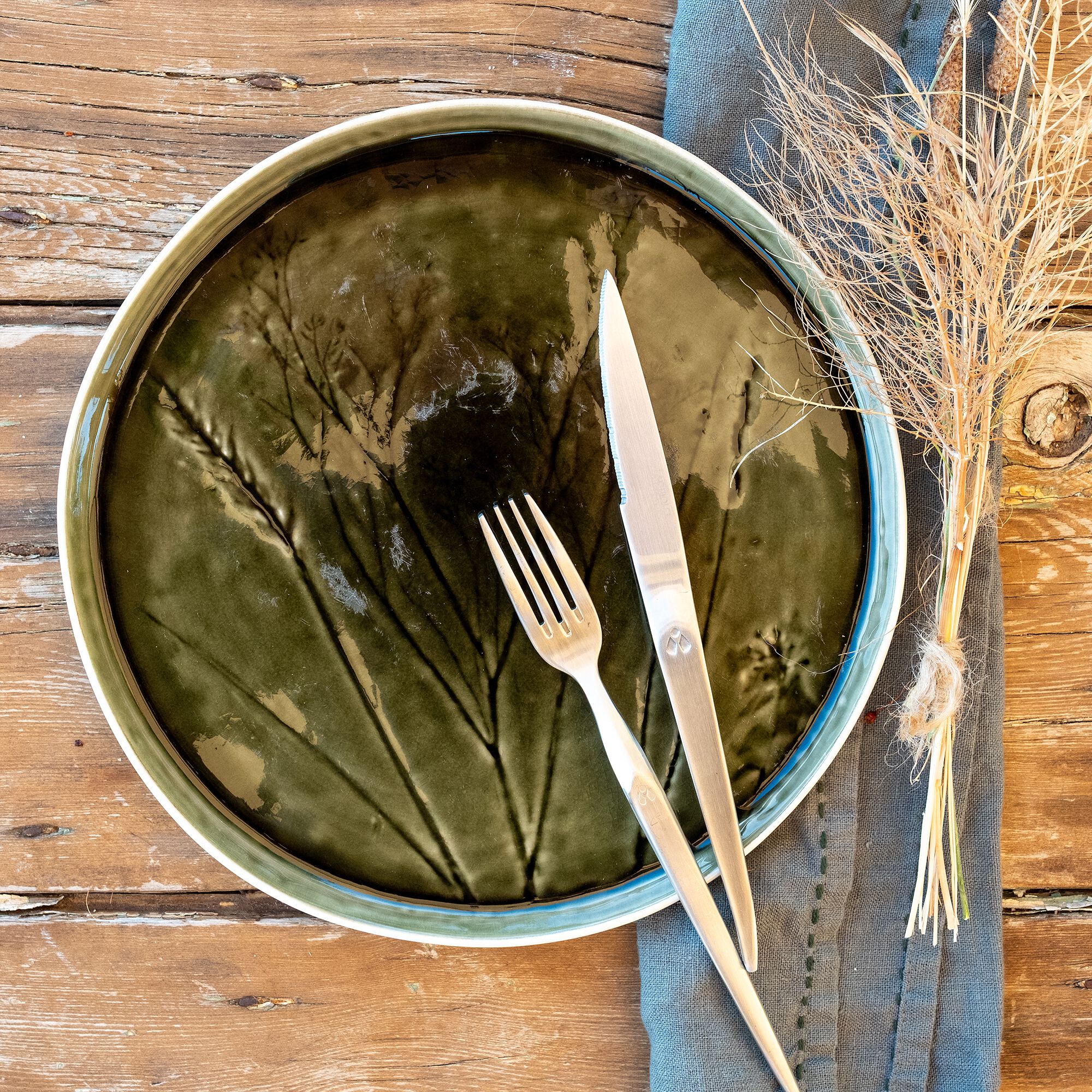 FLEOLE - Assiette plate impressions végétales en grès D26cm - vert avocado