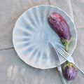 GIULIA - Assiette plate ondulée en grès D26,5cm - bleu
