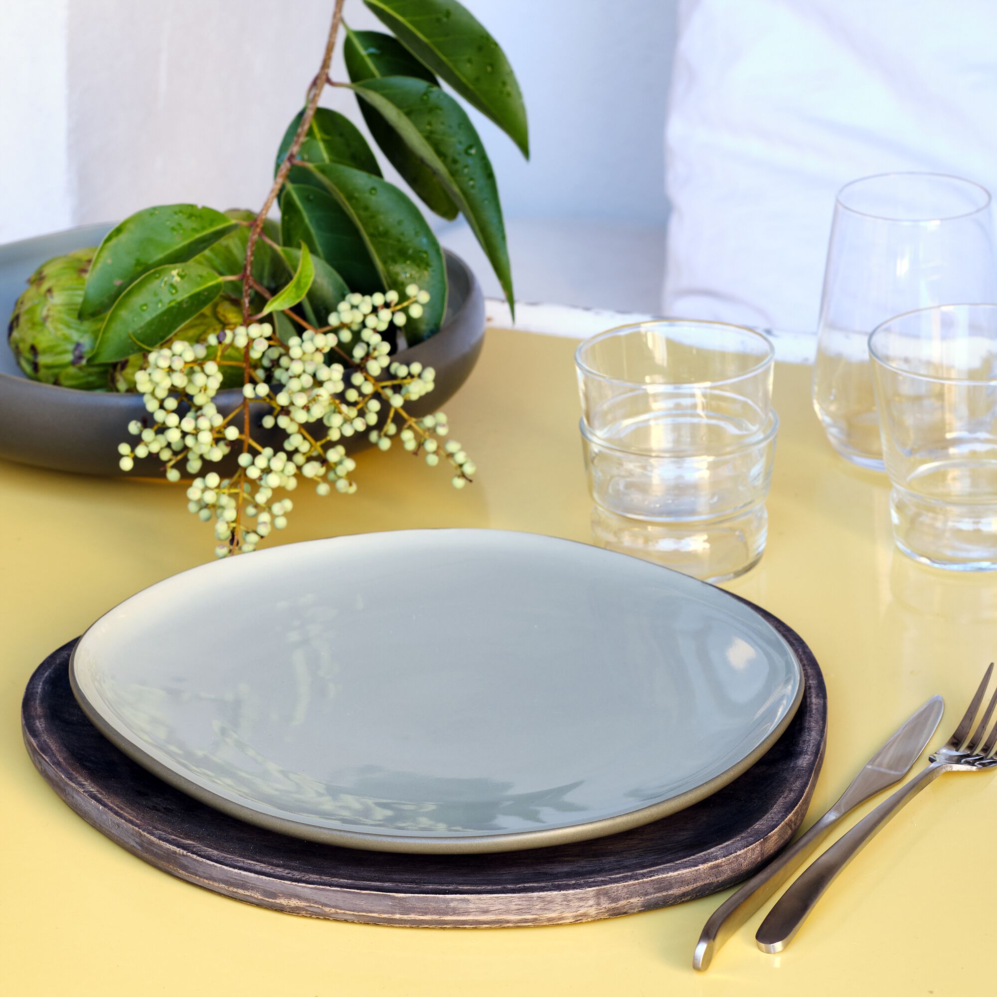 KYMA - Assiette plate en grès D27cm - vert olivier