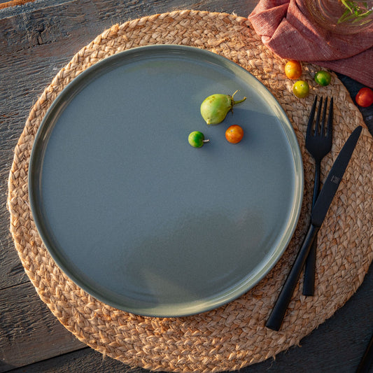 SELMA - Assiette plate en faïence D28cm - vert cèdre