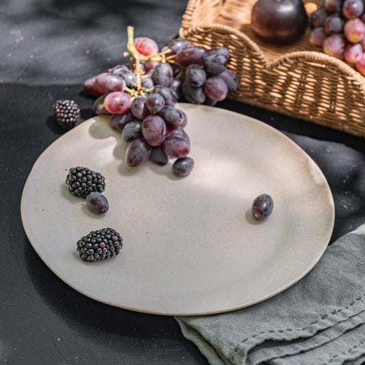 SOL - Assiette plate mouchetée en porcelaine D27cm - blanc dune