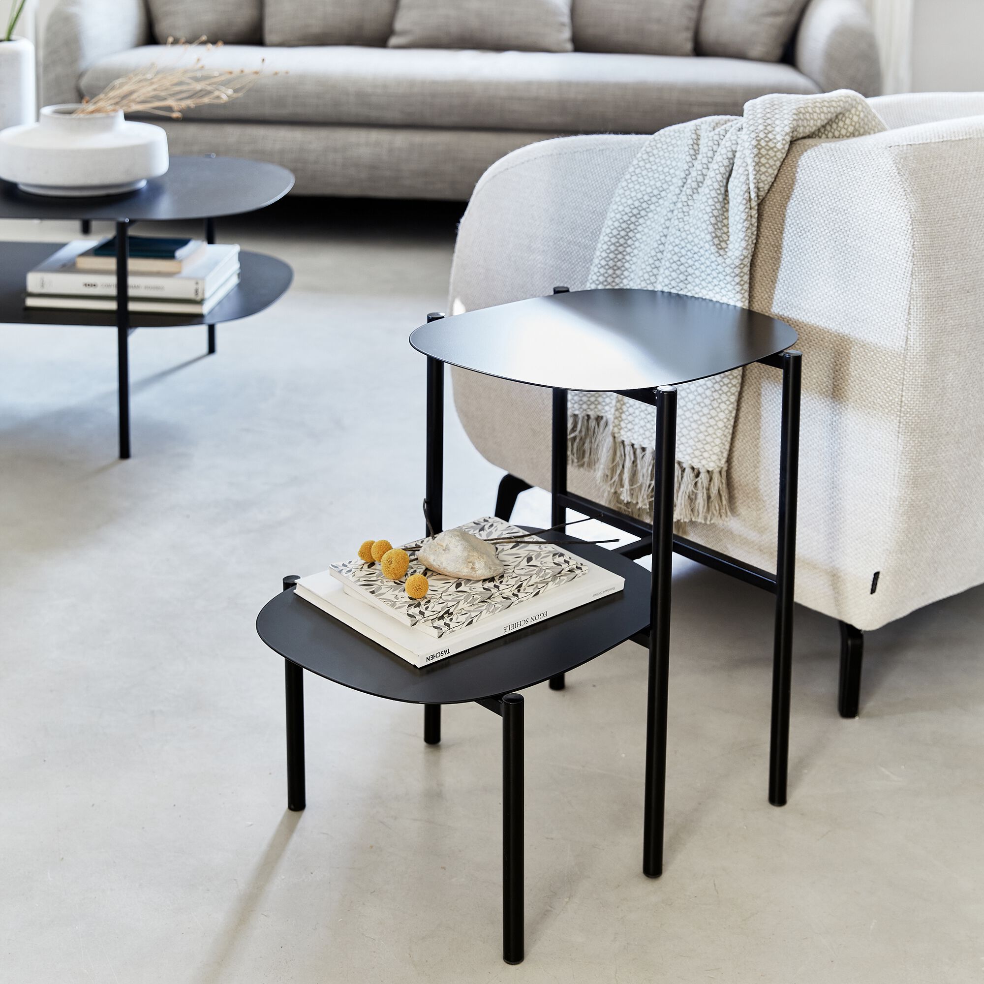 CAROUBE - Bout de canapé double plateau en métal - noir H50cm