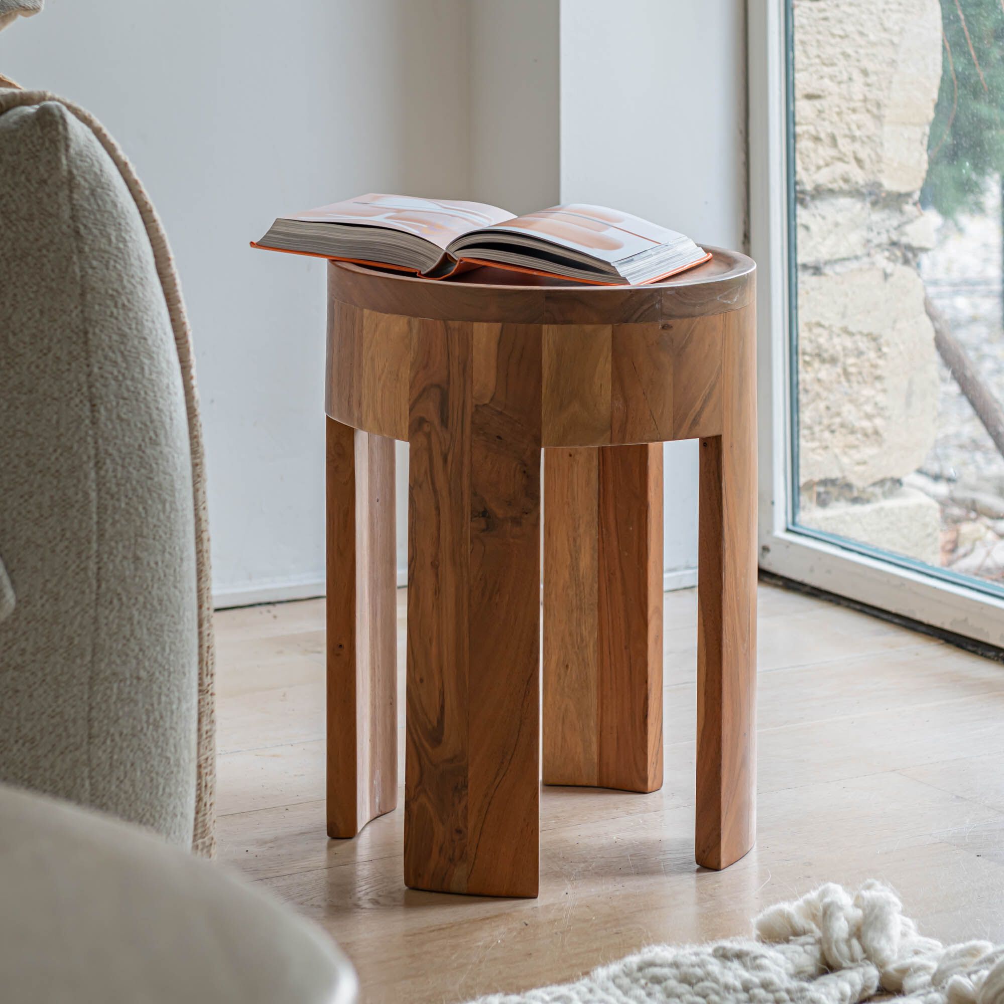 BRAGA - bout de canapé en acacia D35xH45cm - naturel