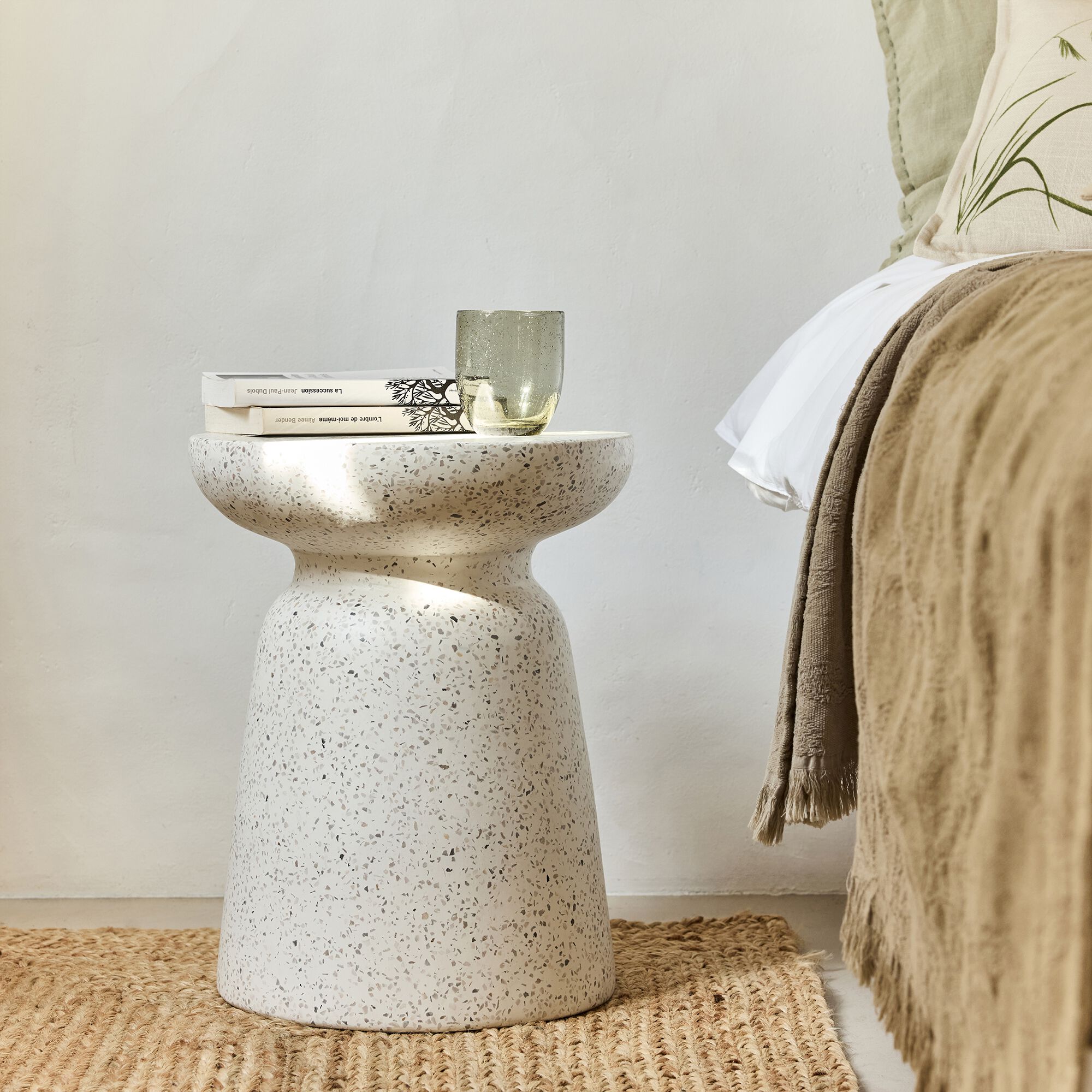 FREJUS - Bout de canapé en ciment terrazzo D35xH45cm - blanc écru