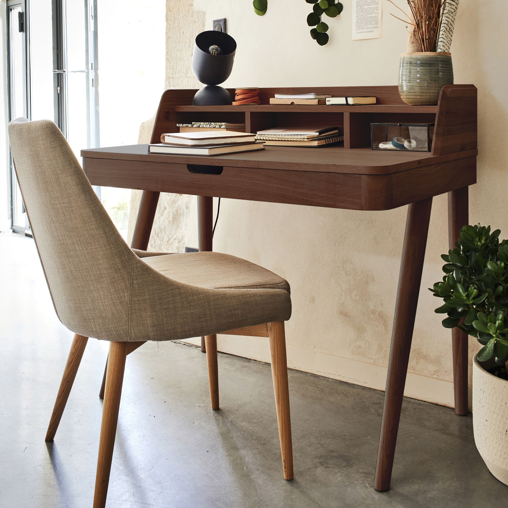 KINNA - Bureau en chêne teinté avec plateau relevable - bois foncé