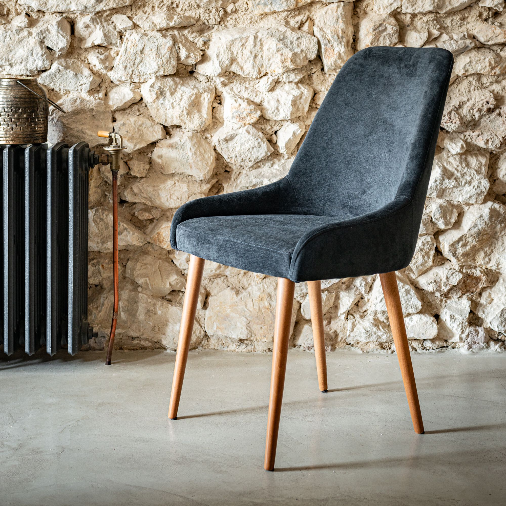 LIVNO - Chaise en tissu effet velours et piètement naturel - noir