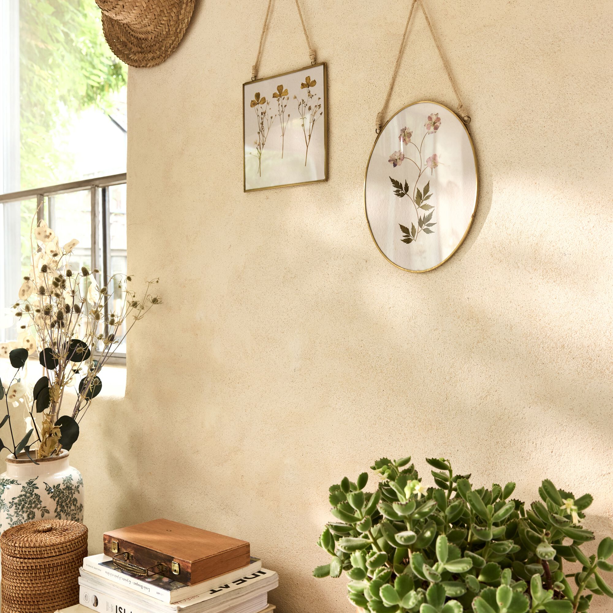 LYSAE - Cadre décoratif ovale avec fleurs séchées - doré