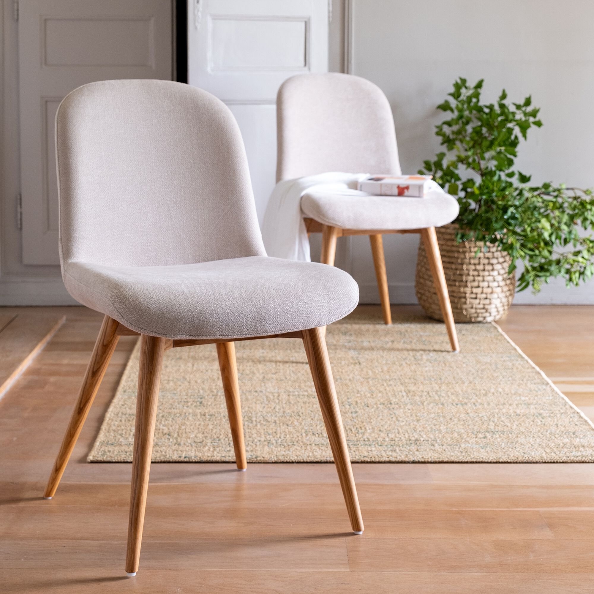 CORI - Chaise en tissu avec pied en frêne - beige