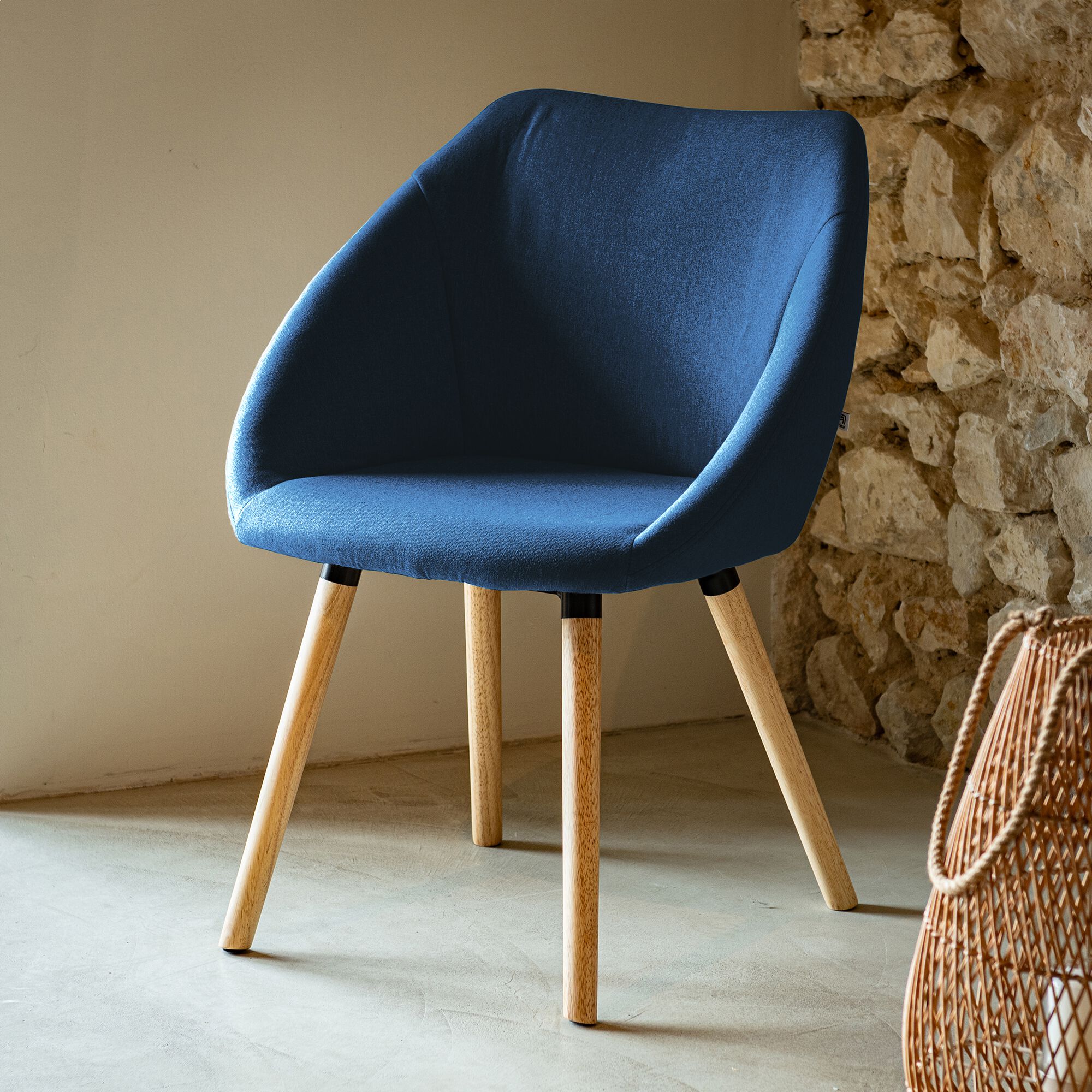 DELINA - Chaise en tissu avec accoudoirs et piétement naturel - bleu figuerolles
