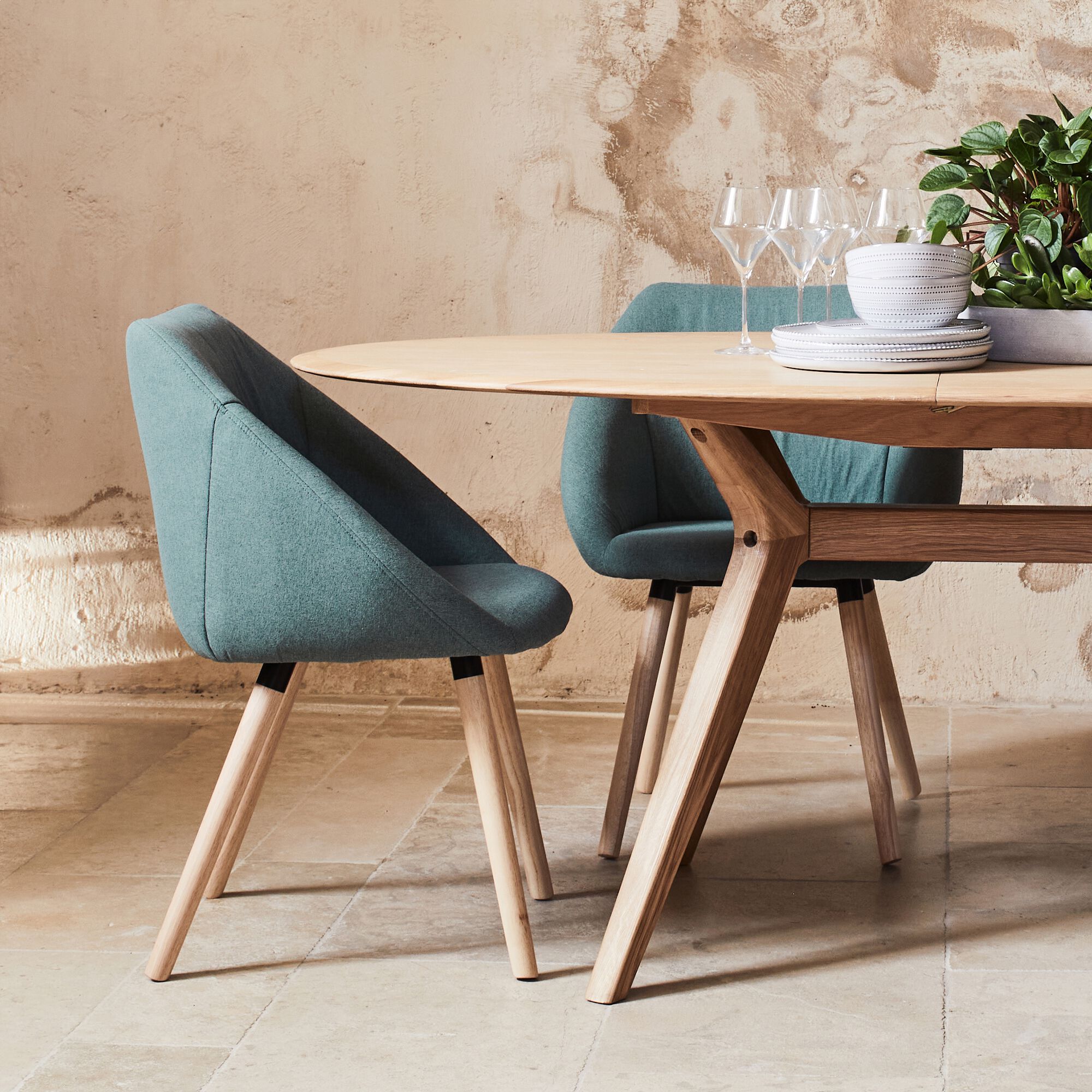 DELINA - Chaise en tissu avec accoudoirs et piétement naturel - vert cèdre