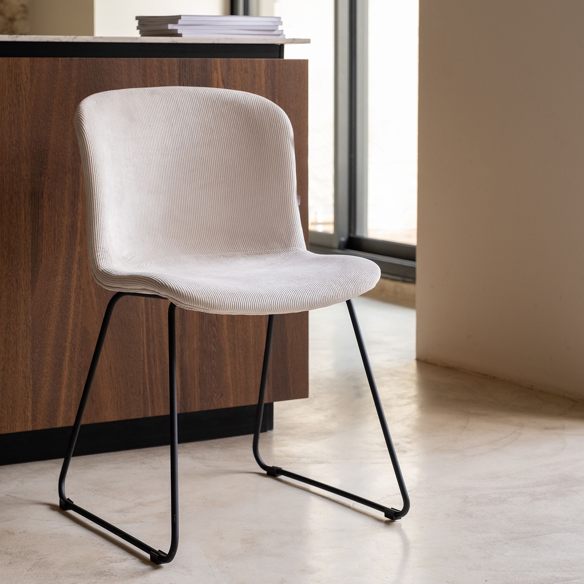 DINA - Chaise en tissu sans accoudoirs et pieds traineaux - beige