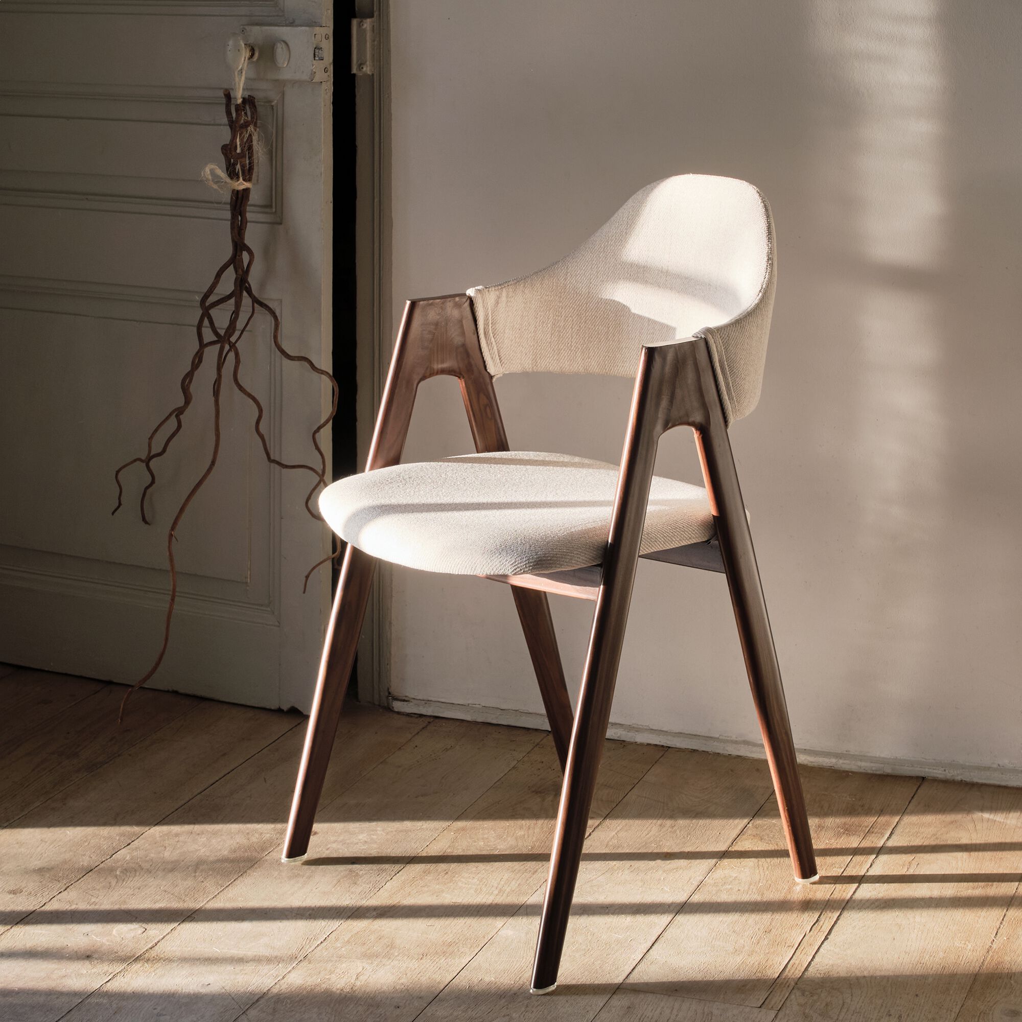 GARETTE - Chaise en tissu et effet bois foncé avec accoudoirs - beige roucas