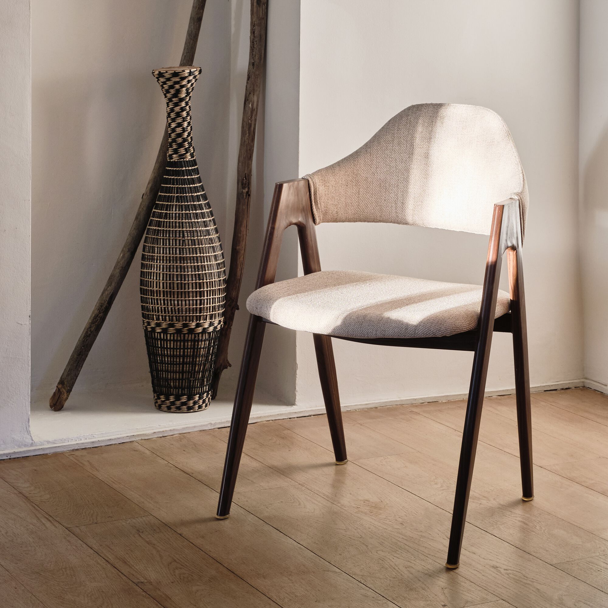 GARETTE - Chaise en tissu et effet bois foncé avec accoudoirs - beige alpilles
