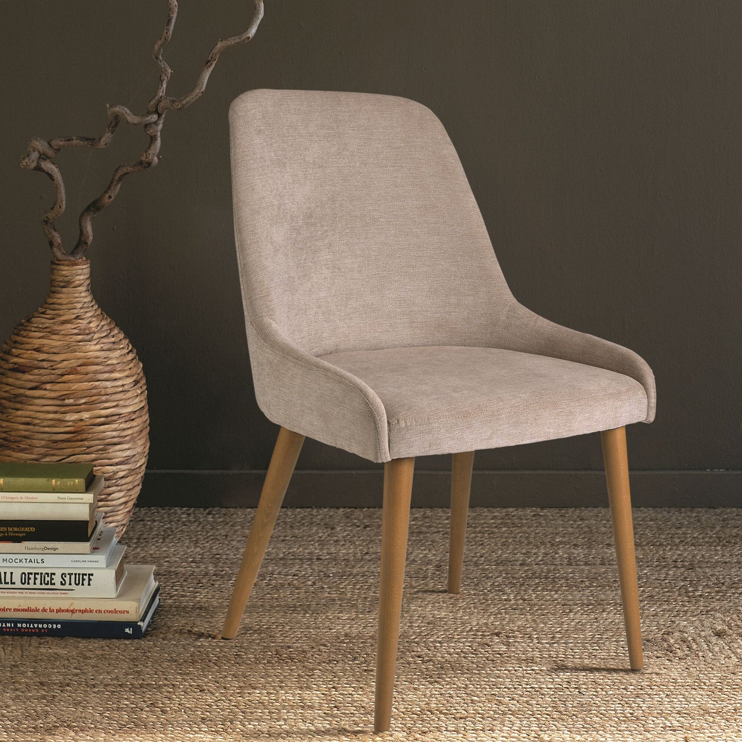 LIVNO - Chaise en tissu effet velours et piètement naturel - beige