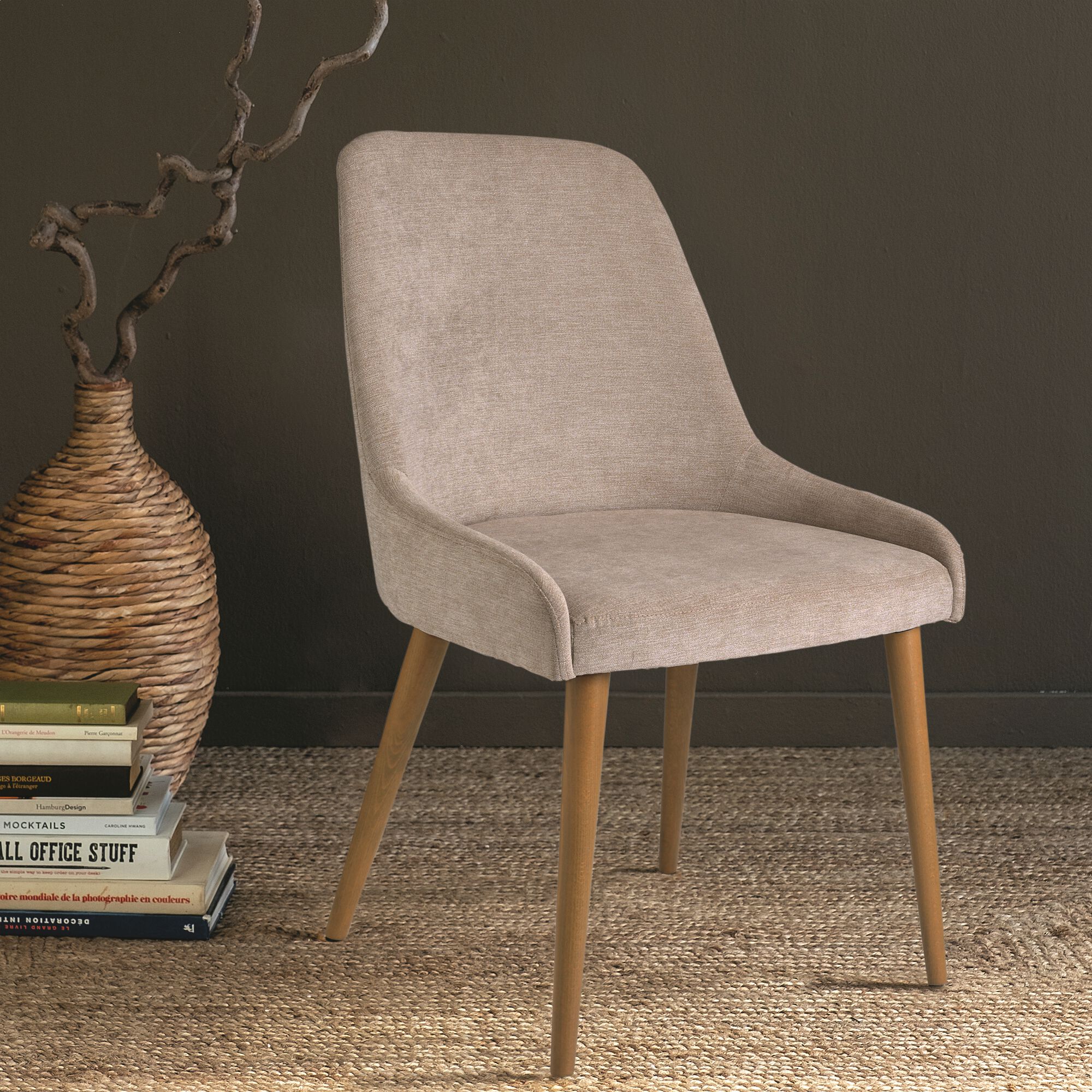 LIVNO - Chaise en tissu effet velours et piètement naturel - beige