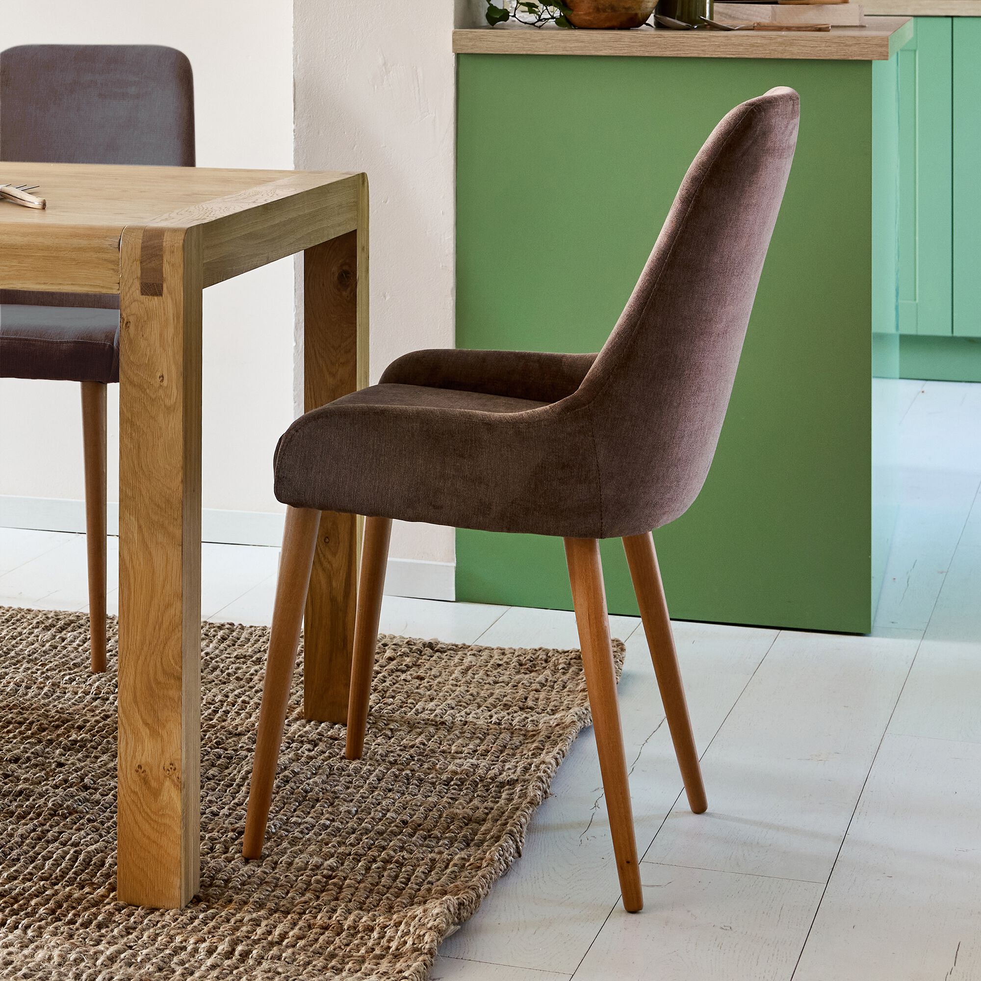 LIVNO - Chaise en tissu effet velours et piètement naturel - marron